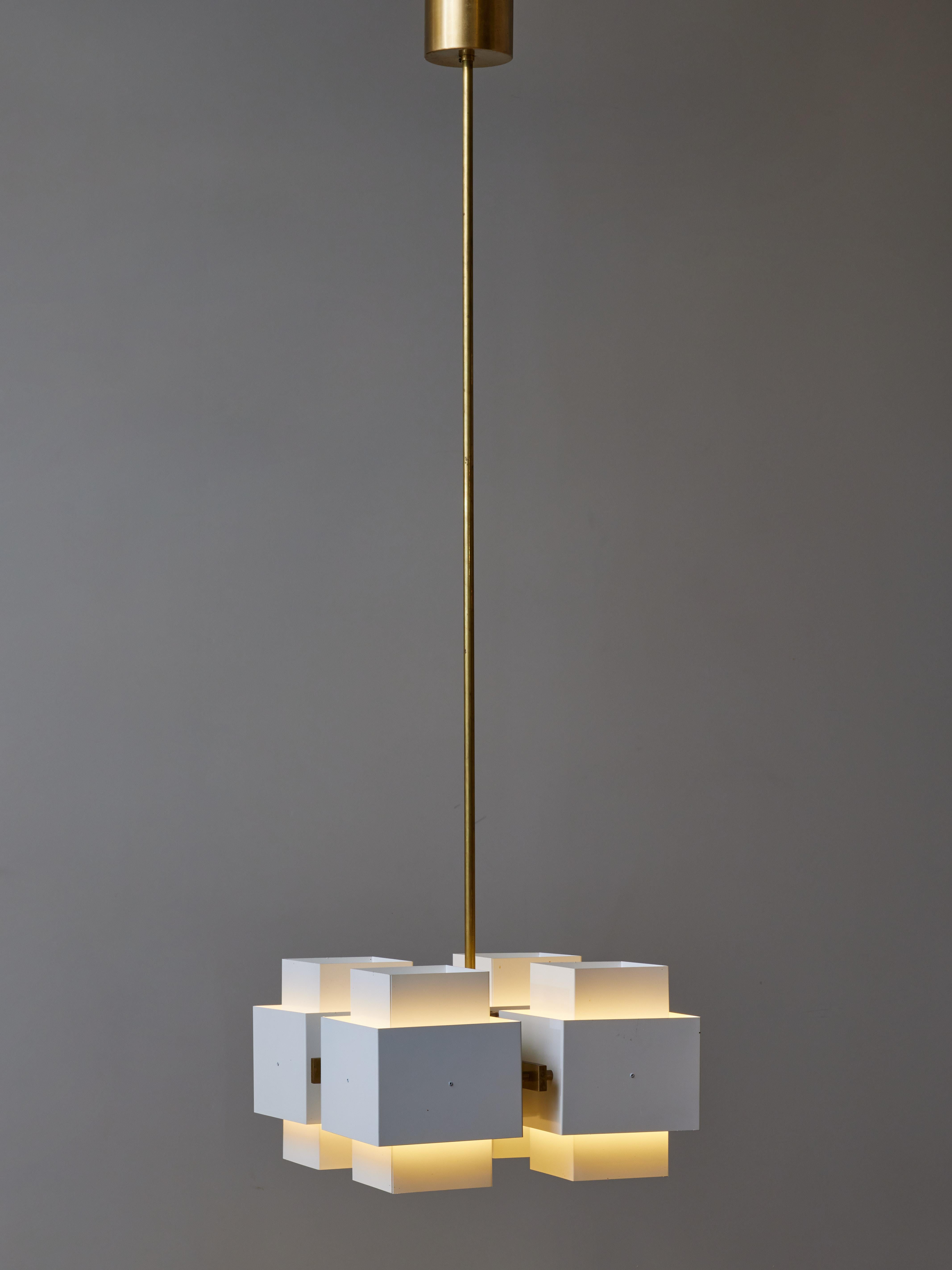 Chandelier by the Swedish lighting design master Hans Agne Jakobsson, this chandelier model 769/4 is made of four blocks of painted metal each holding one light source held together by a brass frame. Long vertical stem that can be shorten.
Original
