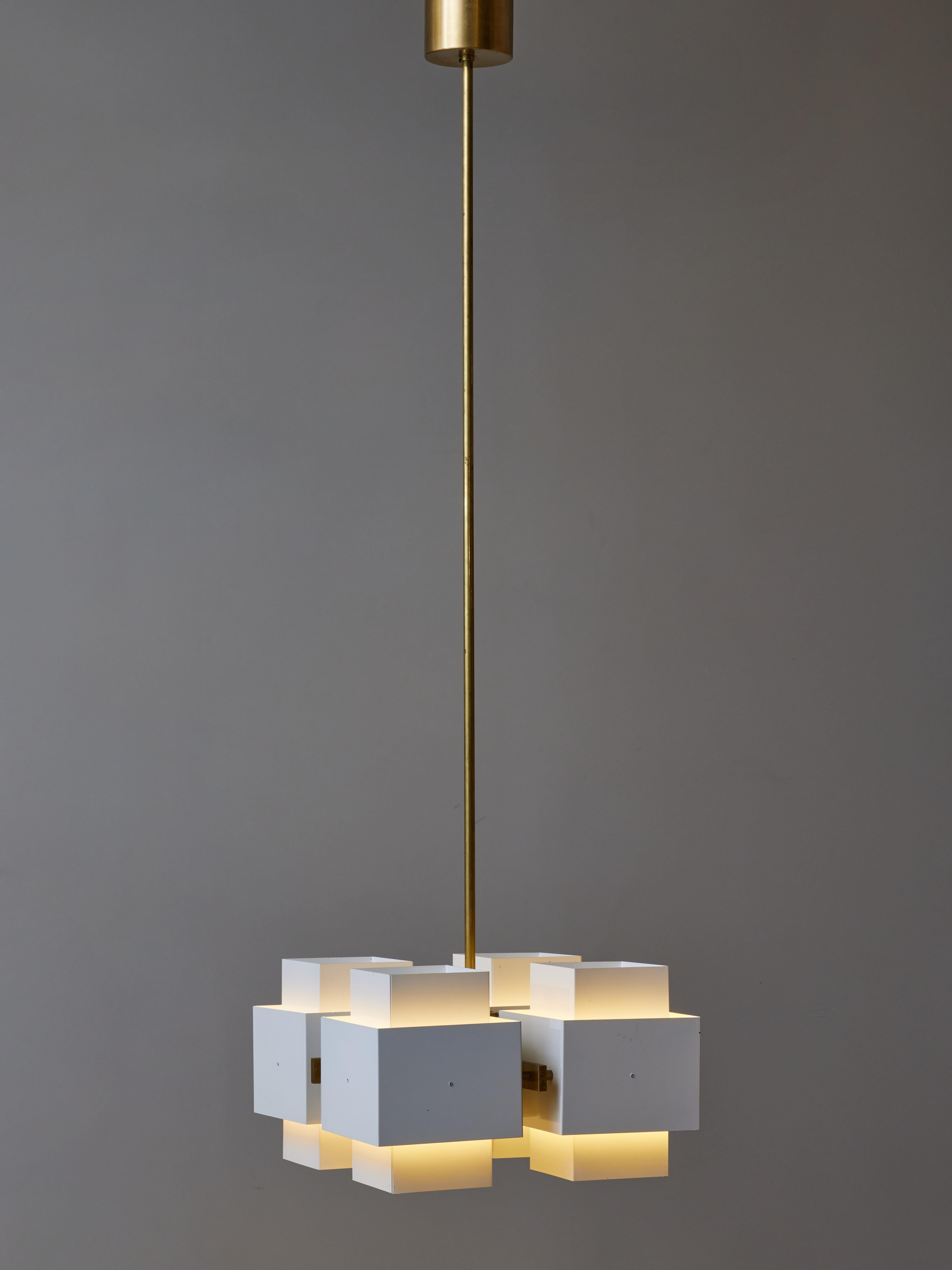 Lampadario del maestro svedese del design dell'illuminazione Hans-Agne Jakobsson, questo lampadario modello 769/4 è composto da quattro blocchi di metallo verniciato che contengono ciascuno una sorgente luminosa tenuta insieme da una struttura in