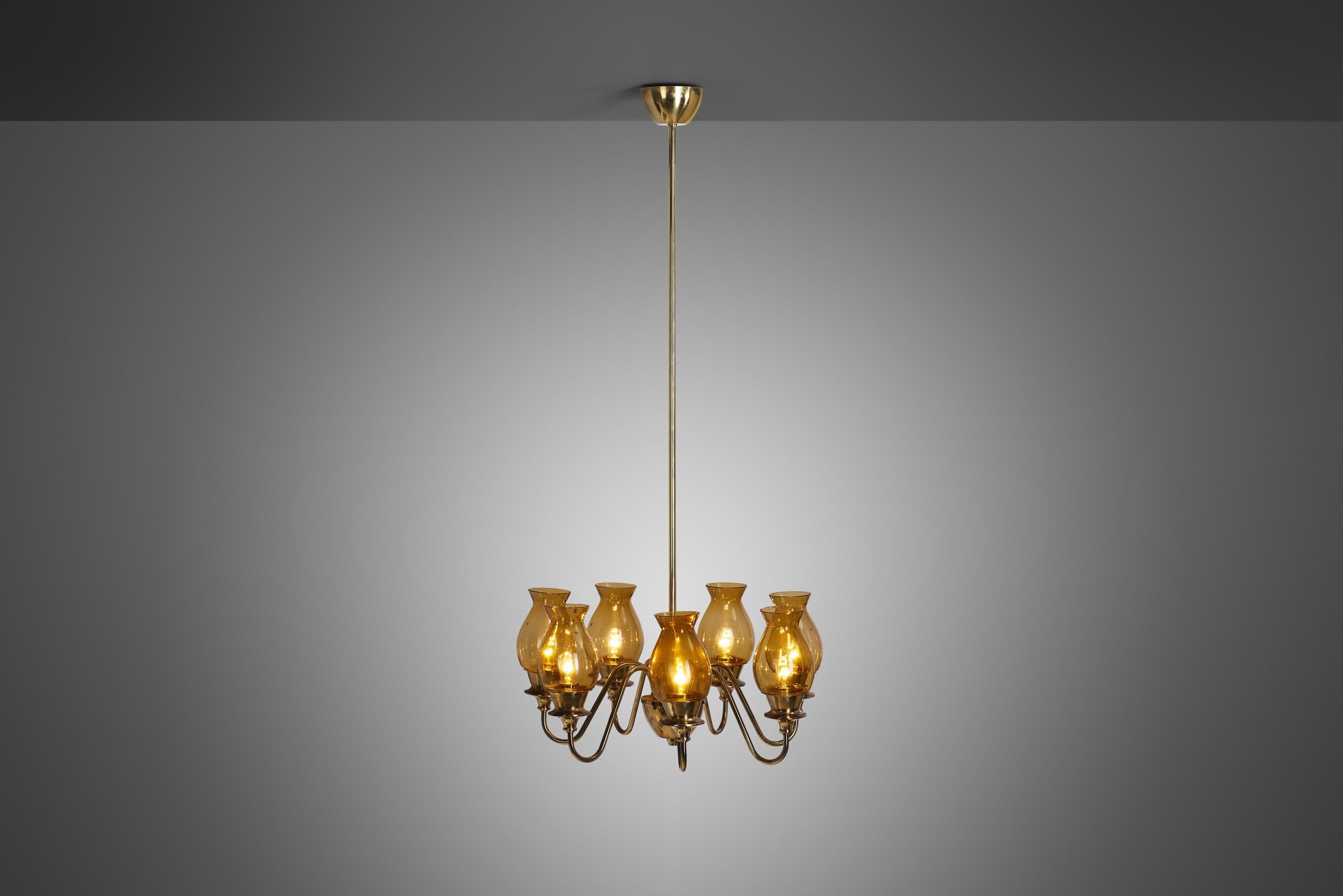 The “T-837” chandelier series belong to the rarer models of Hans-Agne Jakobsson, and they possess many similarities to the Swedish designer’s most famous and popular creations.

This marvellous, brass seven-light chandelier was created in what we