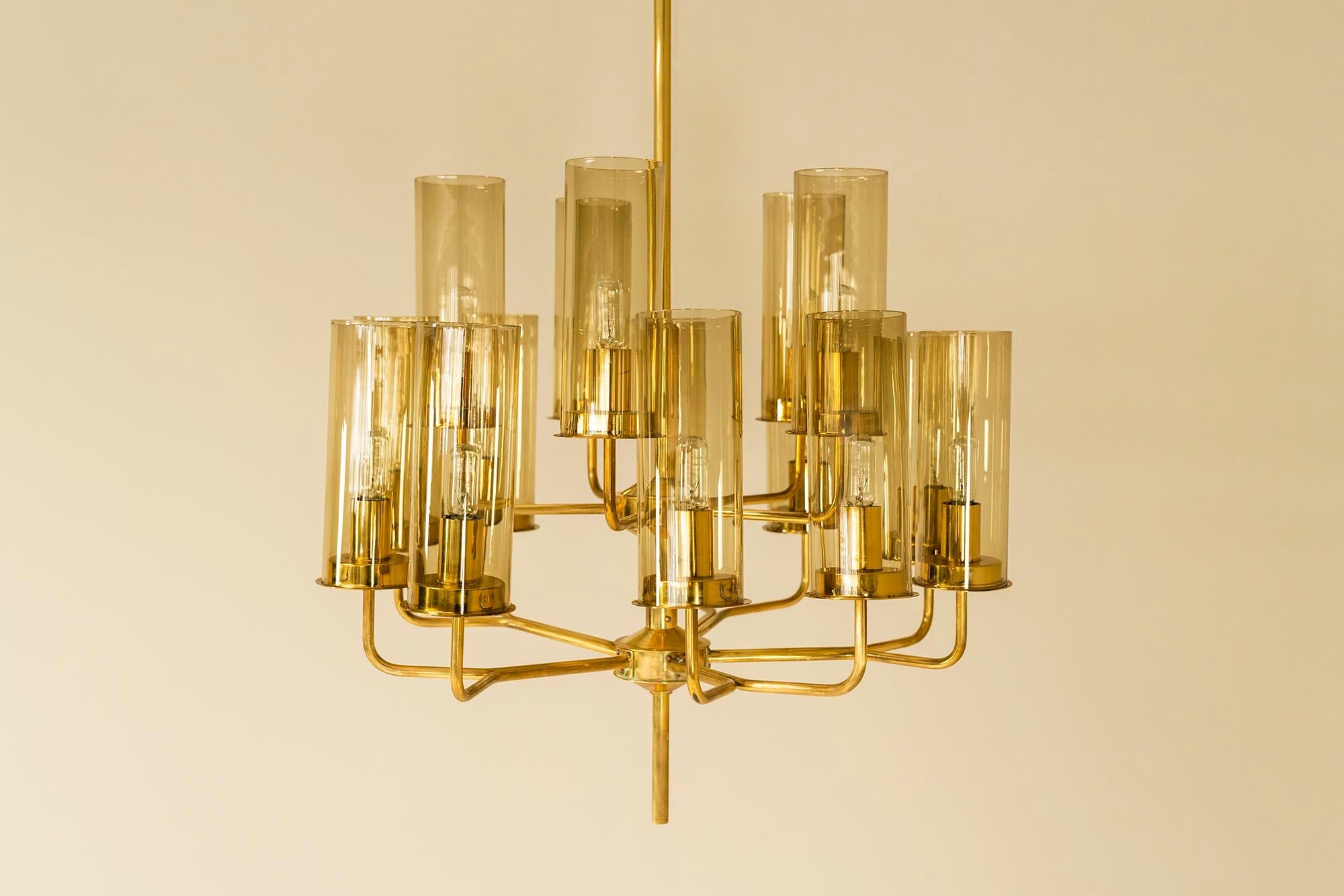 This elegant chandelier was designed in the 1960s by the Swedish interior and furniture designer Hans Agne Jakobsson. His philosophy was to create a soft glowing light that should absolutely not dazzle. In this beautiful design, which consists of