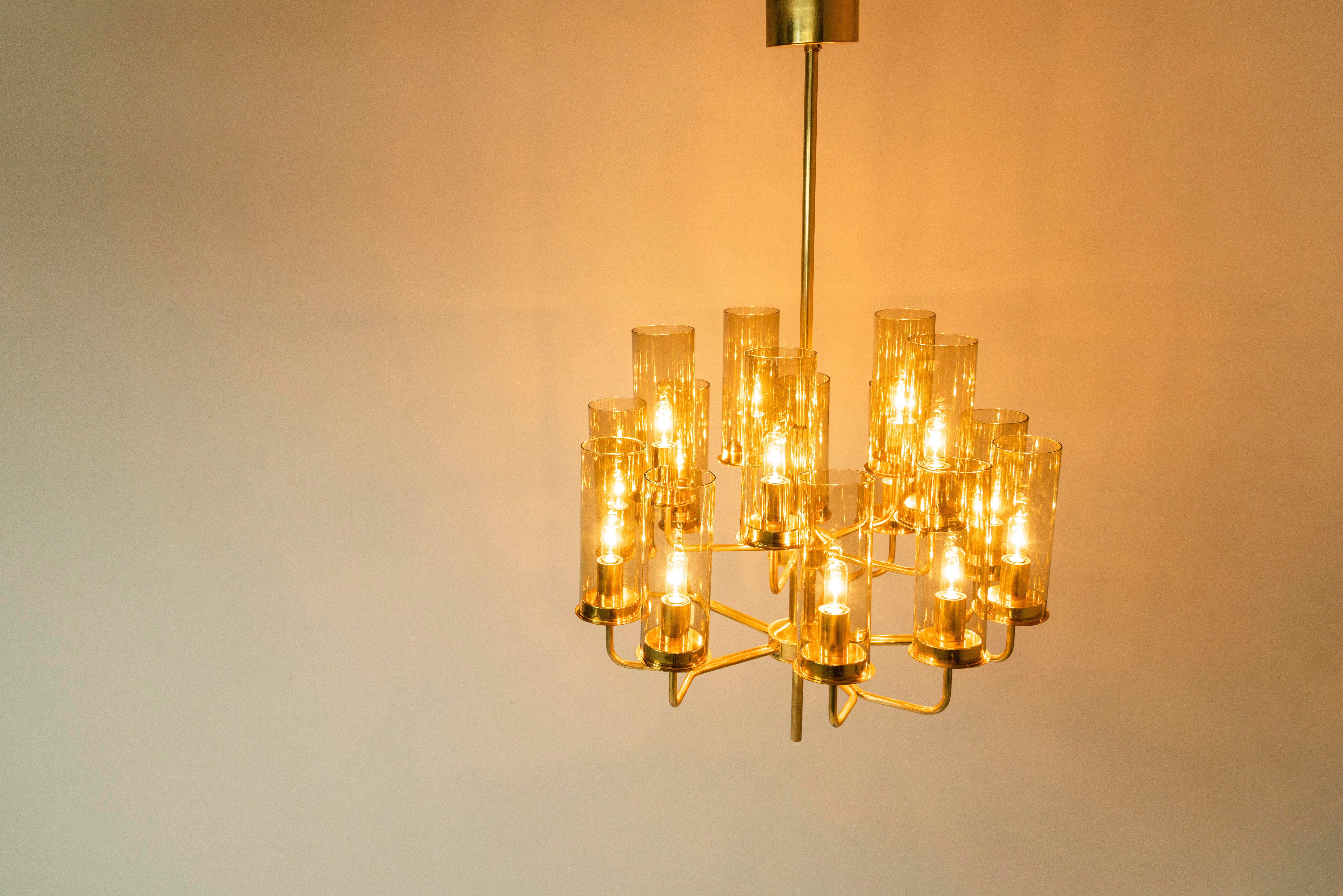 Hans Agne Jakobsson Chandelier Model T434/15 in Brass and Glass, Sweden, 1960s In Good Condition For Sale In Hellouw, NL