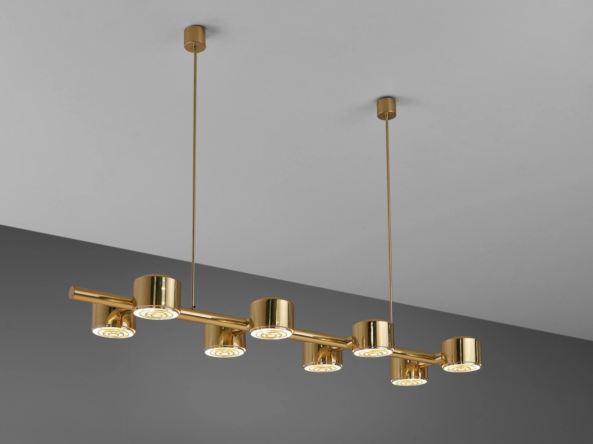 Hans-Agne Jakobsson for Hans-Agne Jakobsson AB in Markaryd, model 'T 746/8' chandelier, brass, glass, Sweden, 1960s

Hans-Agne Jakobsson designed this chandelier with eight cylindrical lightbulbs paired on a line. The brass reflects the light