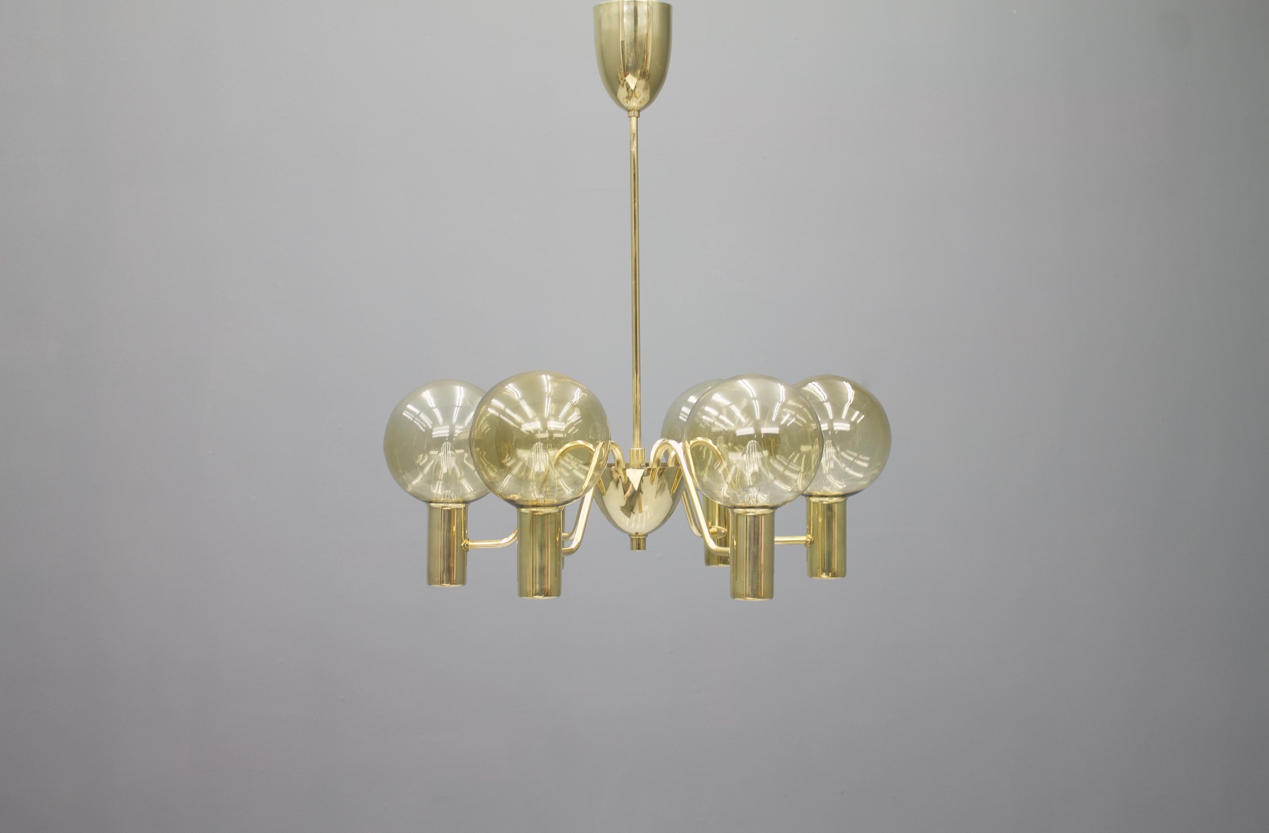 Hans-Agne Jakobsson chandelier Patricia T 372/6 brass and glass, Sweden, 1960s.
Very good condition.
A replacement glass is available and comes with it.