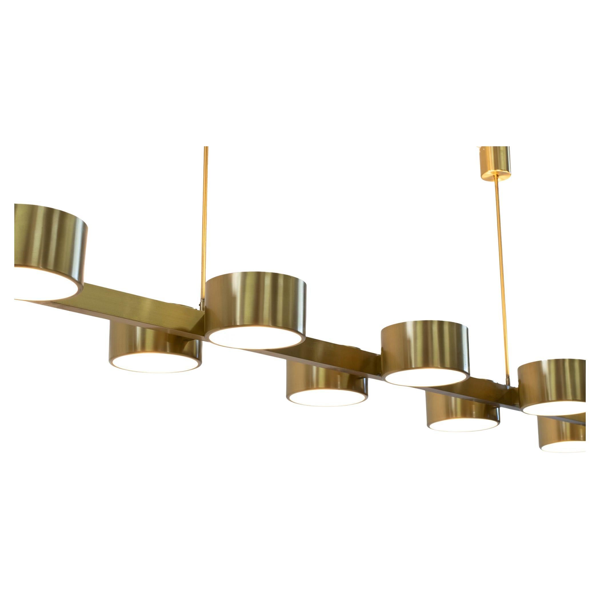Hans-Agne Jakobsson ha progettato questo lampadario con dieci punti luce cilindrici placcati in ottone.
L'ottone riflette la luce in verticale mentre la luce stessa viene emessa in orizzontale. Questo conferisce alla lampada un aspetto scultoreo e