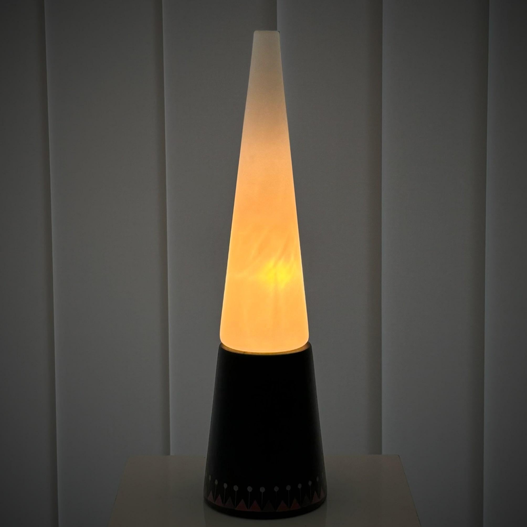 Scandinave moderne Lampe de table conique du milieu du siècle de Hans-Agne Jakobsson, verre et bois, Suède, années 1950 en vente