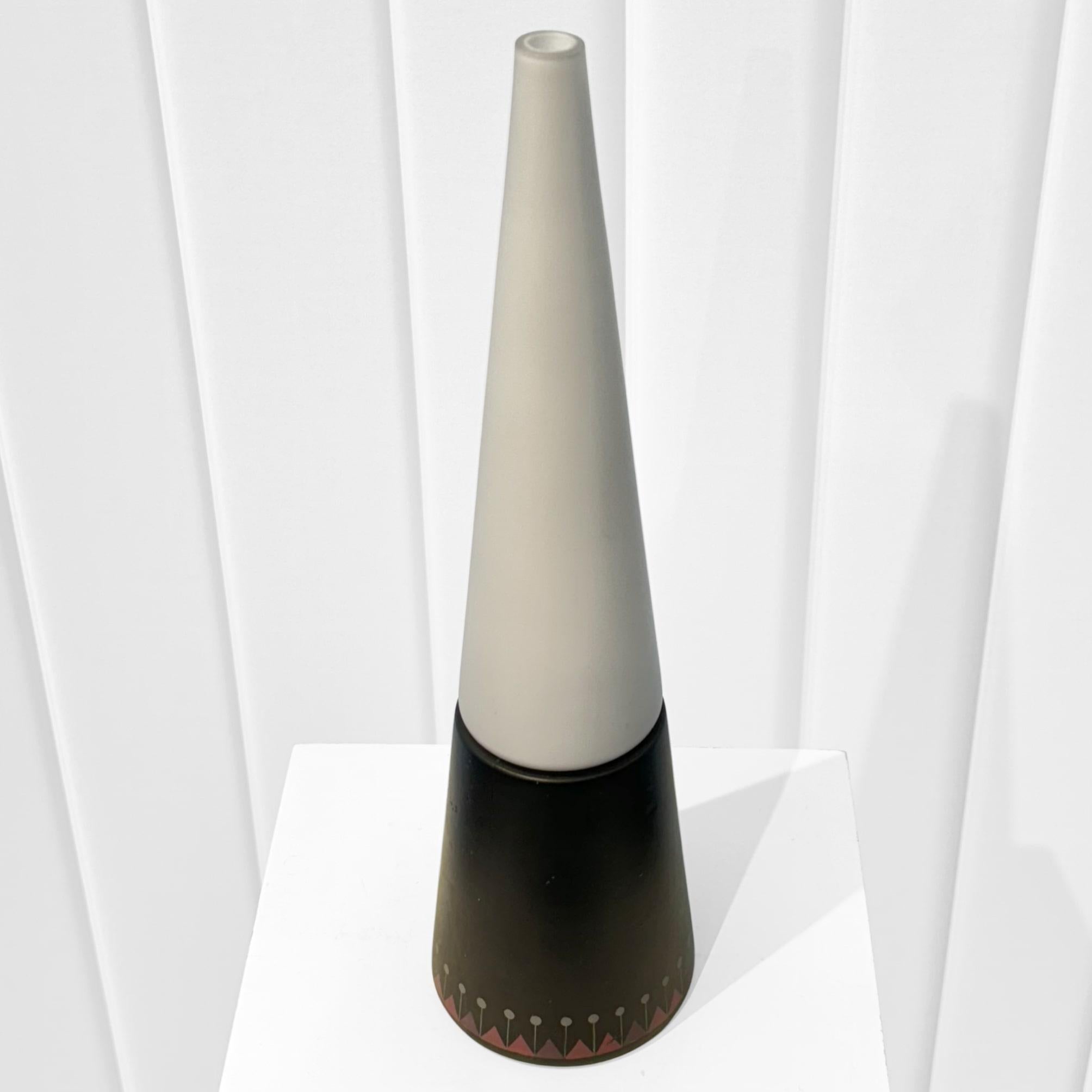 Suédois Lampe de table conique du milieu du siècle de Hans-Agne Jakobsson, verre et bois, Suède, années 1950 en vente