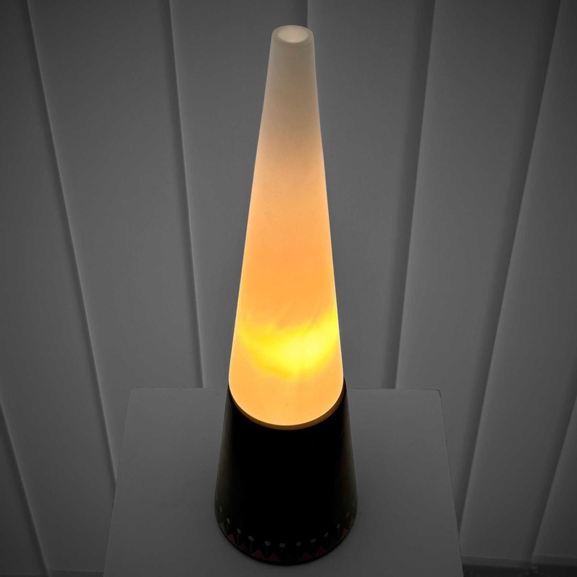 Lampe de table conique du milieu du siècle de Hans-Agne Jakobsson, verre et bois, Suède, années 1950 Bon état - En vente à Forserum, SE