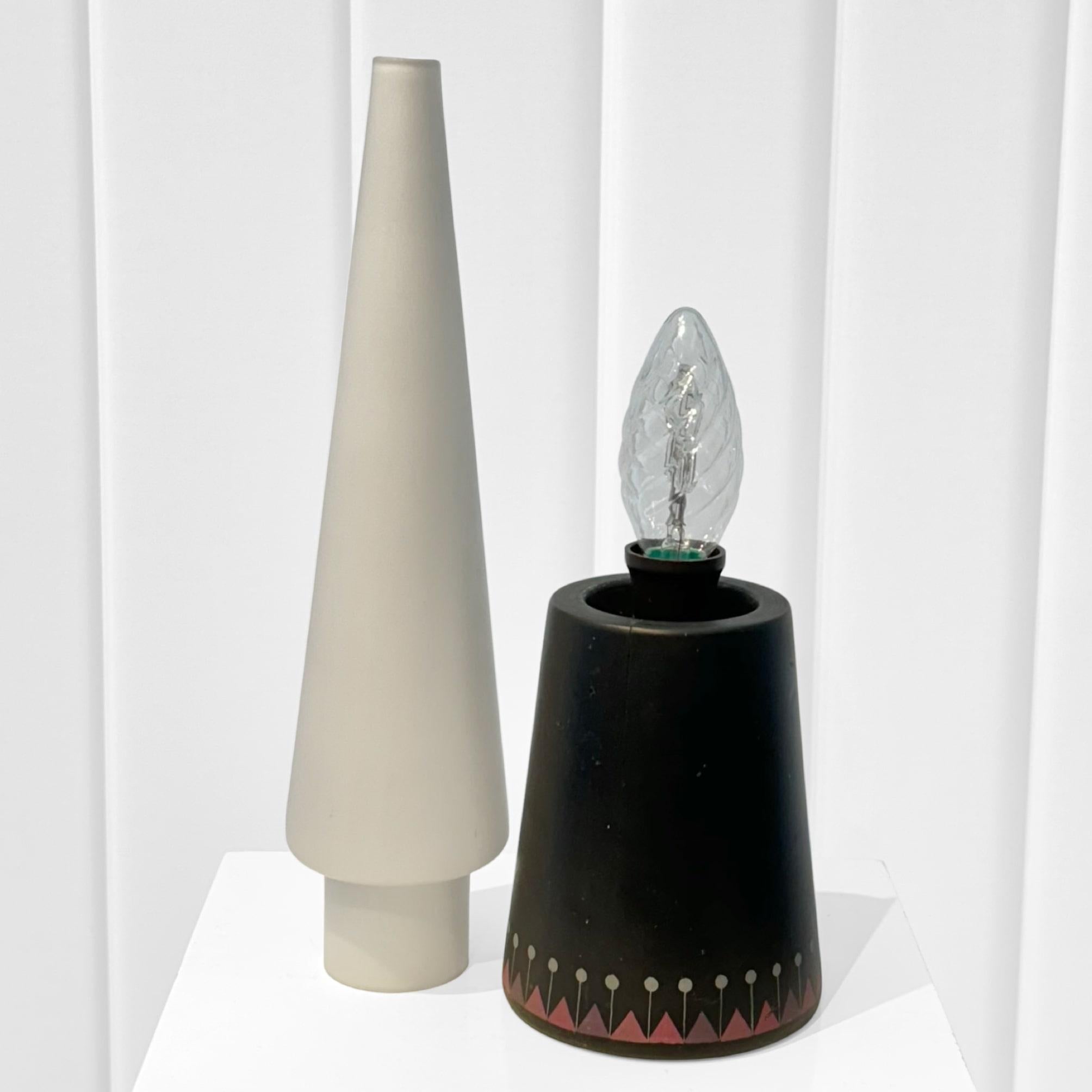 Milieu du XXe siècle Lampe de table conique du milieu du siècle de Hans-Agne Jakobsson, verre et bois, Suède, années 1950 en vente