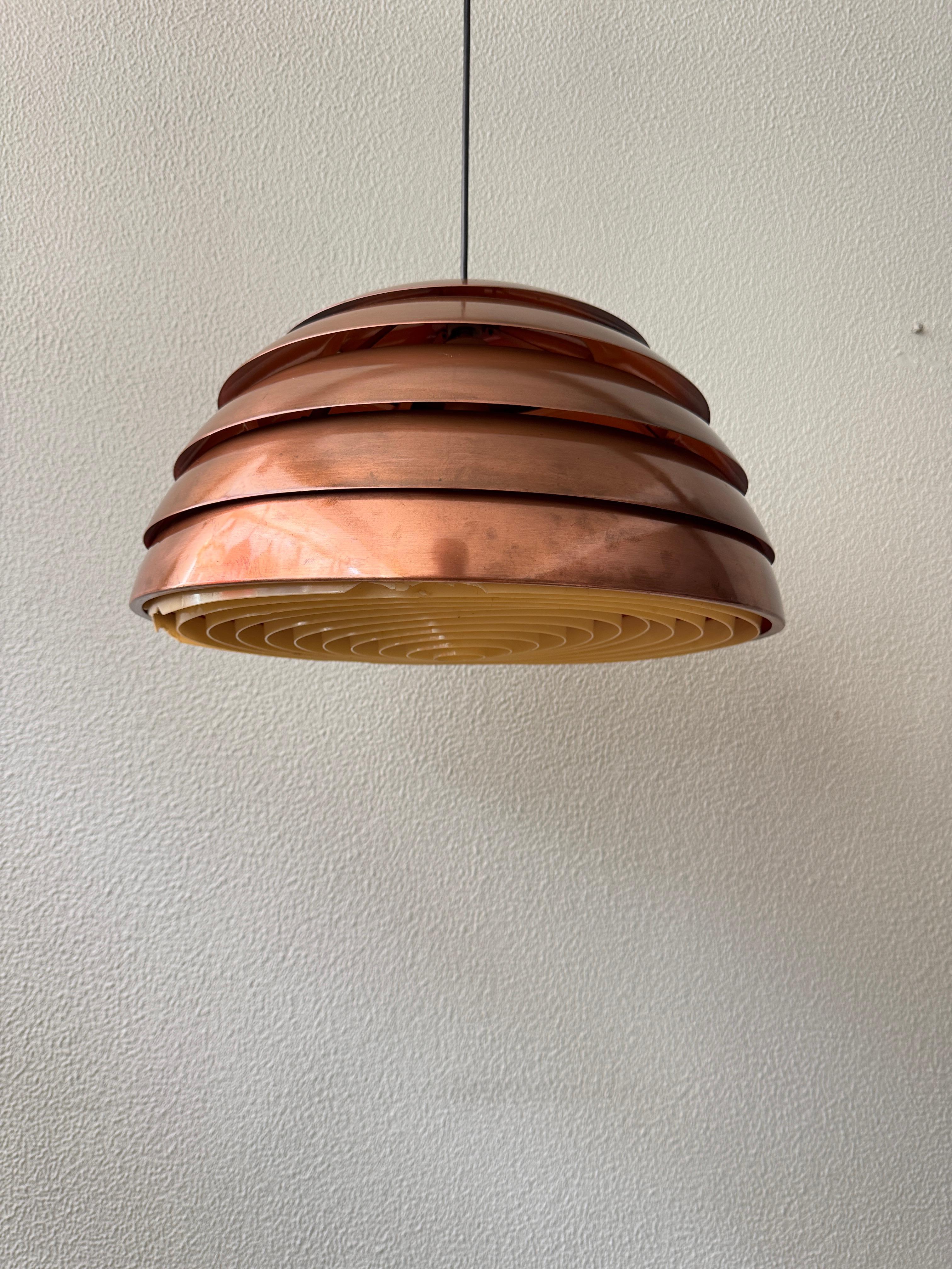 This elegant pendant lamp, model T325/450, was designed by Hans-Agne Jakobsson and produced by his own company in Markaryd, Sweden, during the 1960s. A refined evolution of Jakobsson’s celebrated “Beehive” concept, it combines brushed copper and