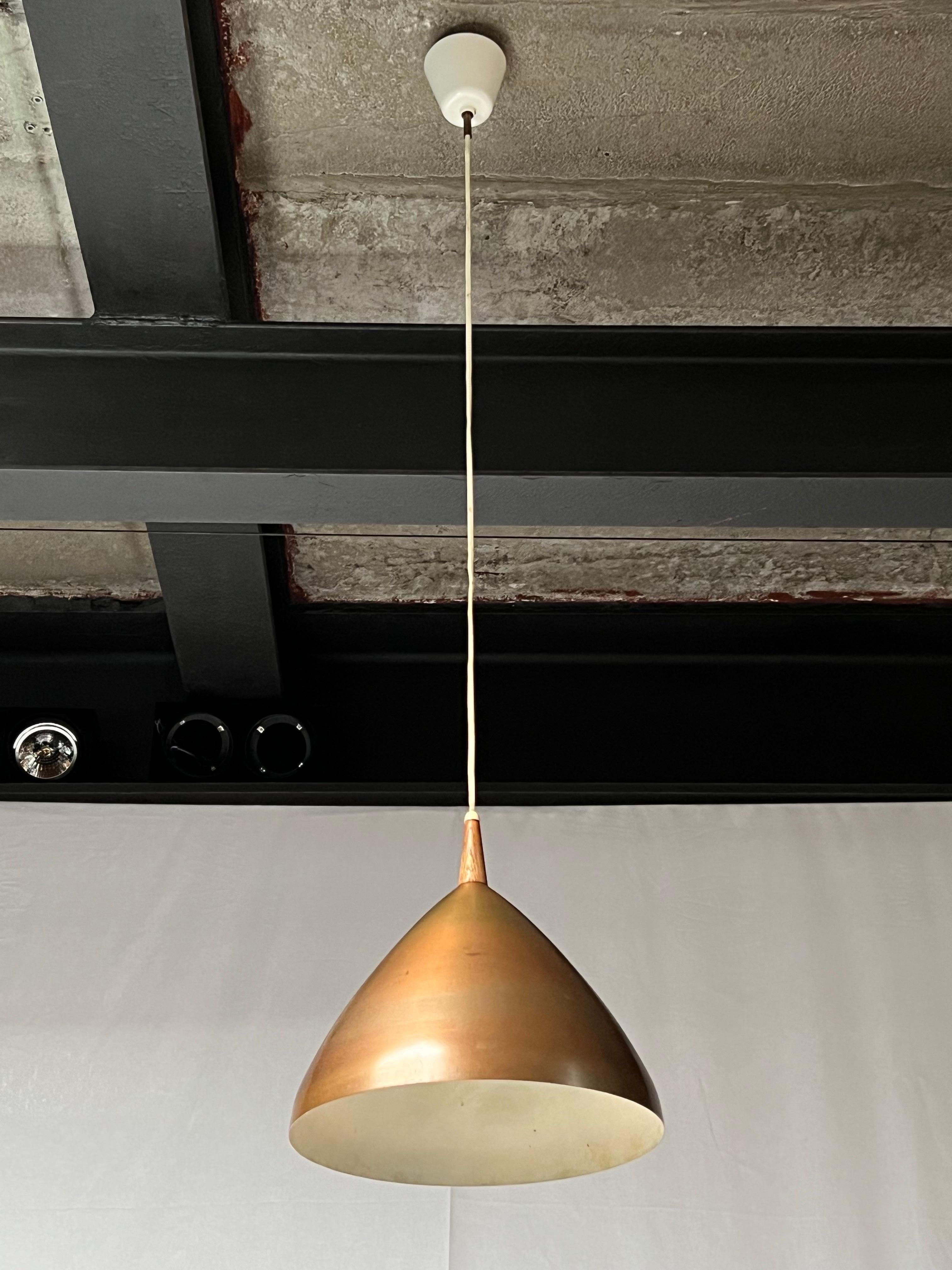 Nice copper suspension. It is providing a warm atmosphere and even better when lighted. There's a teak pipe above the Cooper shade and. Minimal details. Little dent on the top plastic above the teak (see