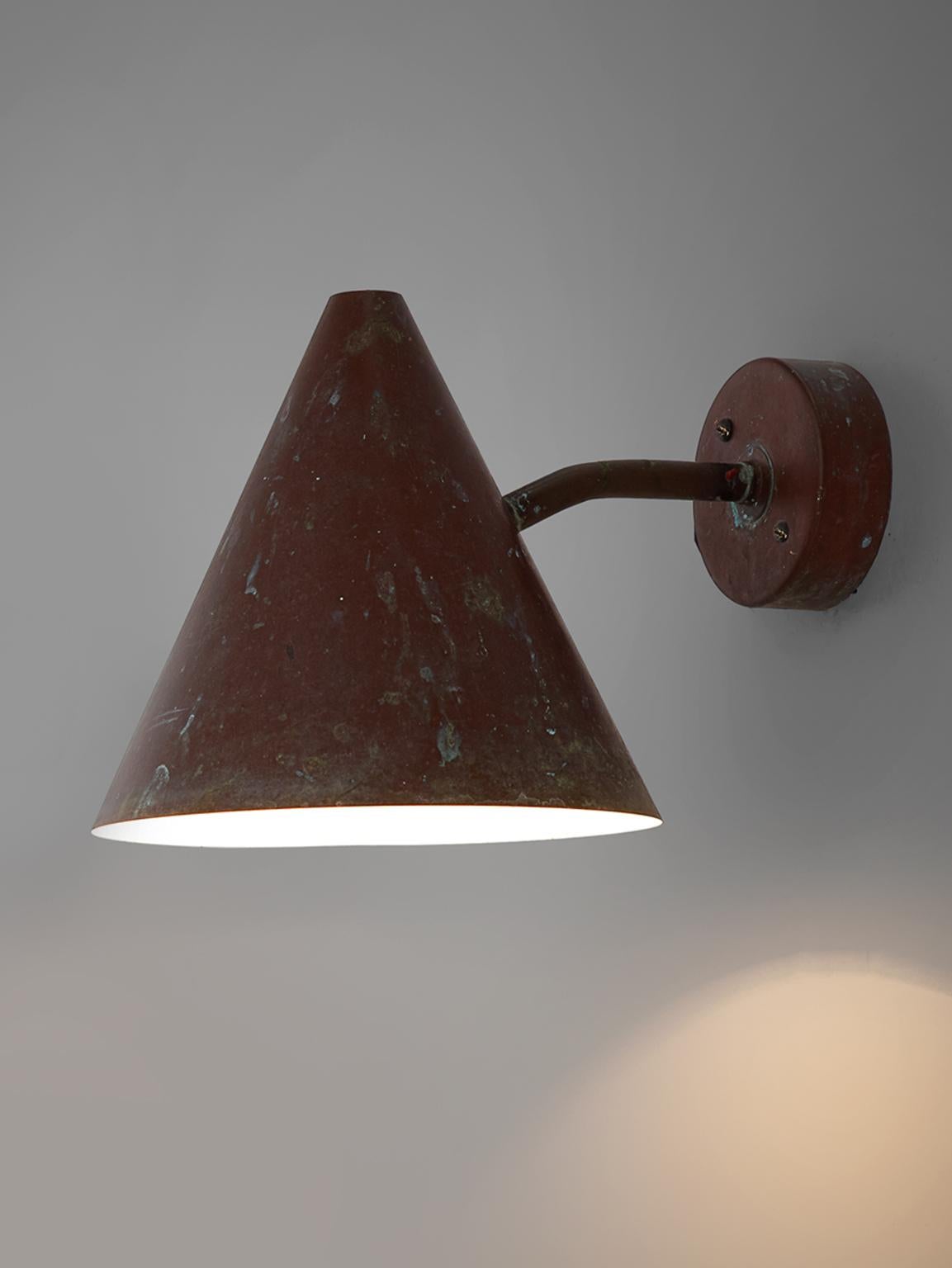 Hans-Agne Jakobsson for AB Markaryd, wall light, copper, by Sweden, 1950s. 

Cone-shaped wall light by Hans-Agne Jakobsson for AB Markaryd, in beautifully patinated copper with an off-white interior. The light this model shines creates a beautiful