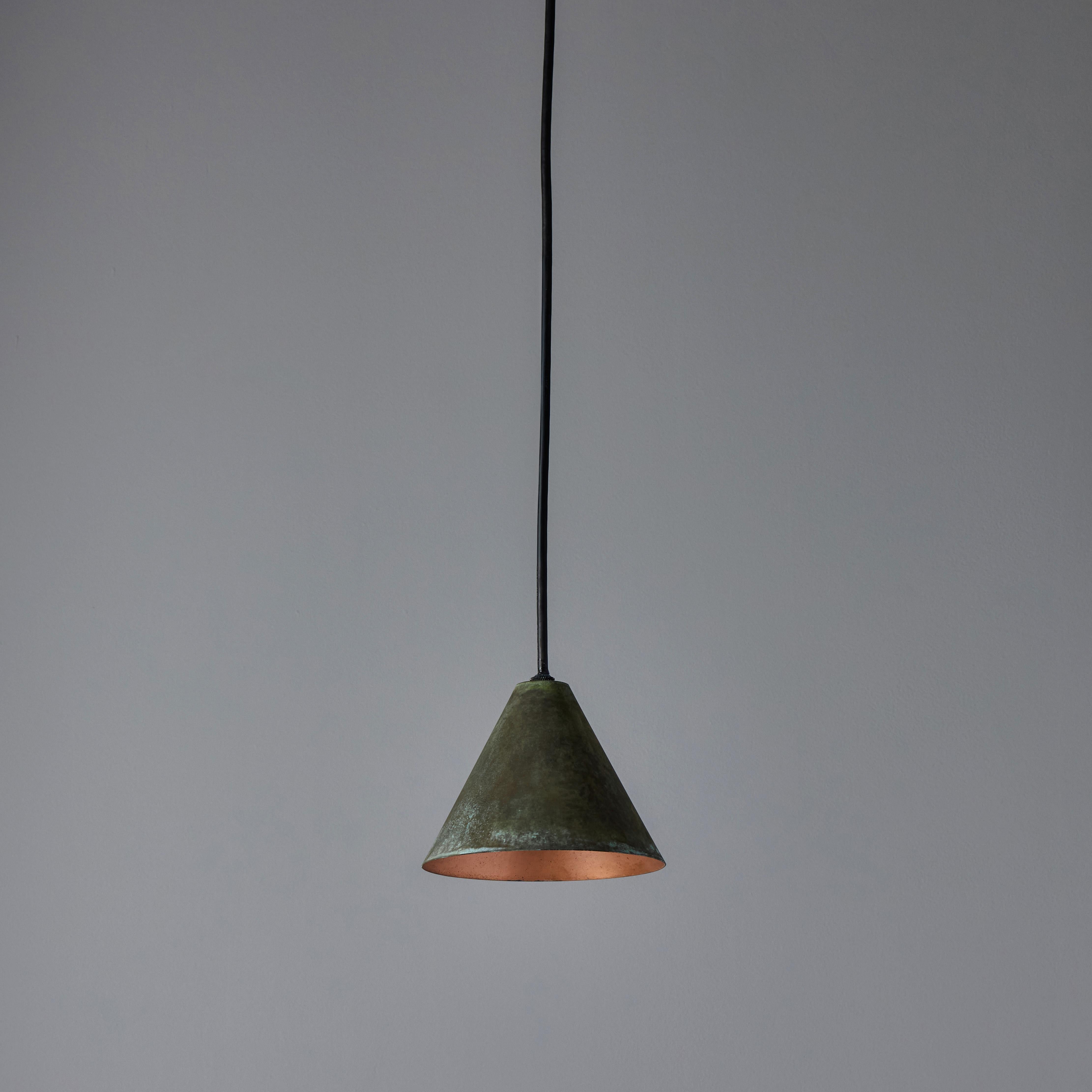Ciondolo per esterni 'Mini-Tratten' di Hans-Agne Jakobsson con patina scura

Un'esclusiva riedizione autorizzata made in U.S.A. e UL listed del classico design svedese di Jakobsson, realizzato in metallo riccamente patinato con una finitura interna