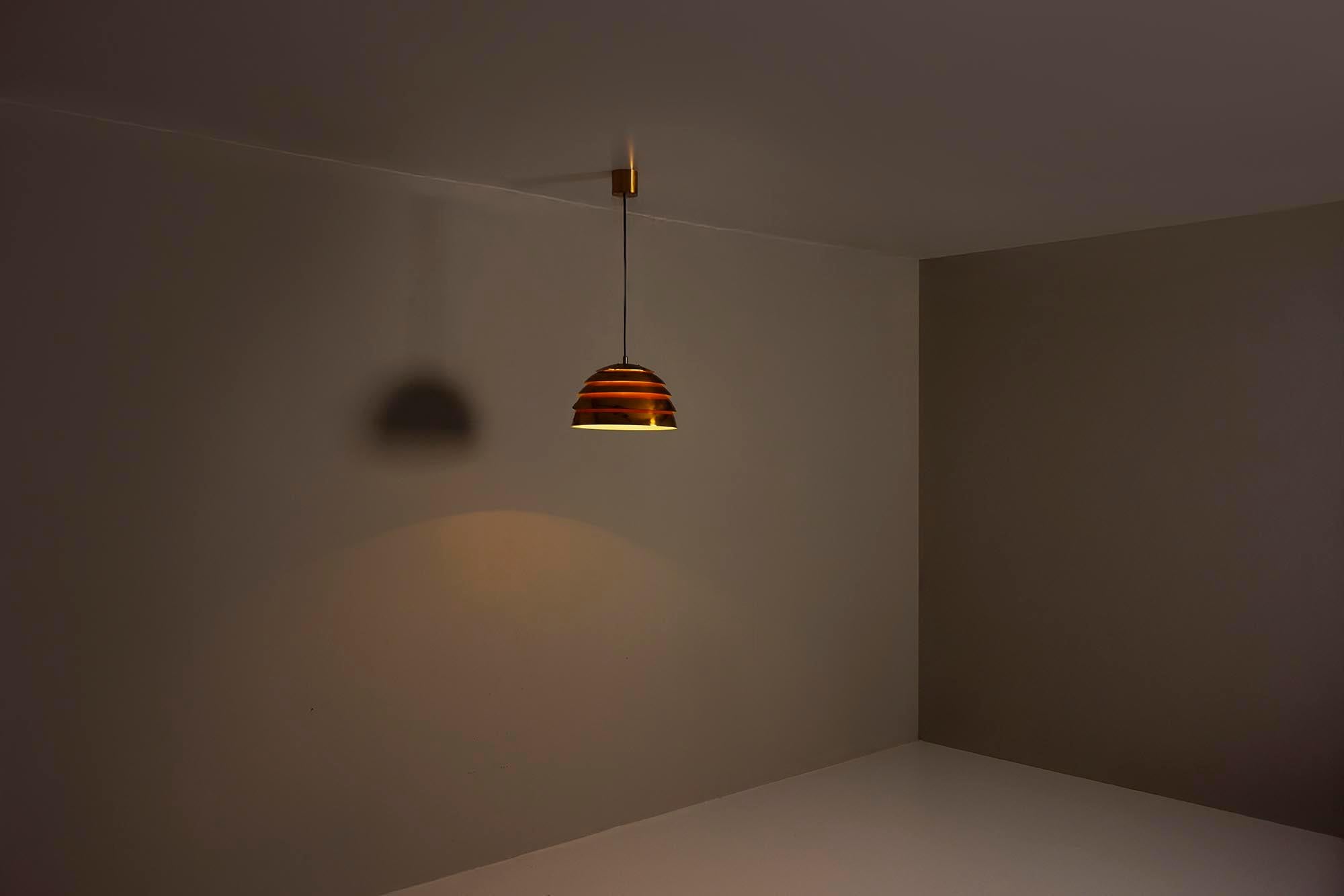 Las formas atemporales se unen a la luz cálida en este icónico diseño escandinavo de Hans-Agne Jakobsson. Conocido por su característico trabajo con el latón y las formas en capas, Jakobsson creó una iluminación que equilibra forma y función con