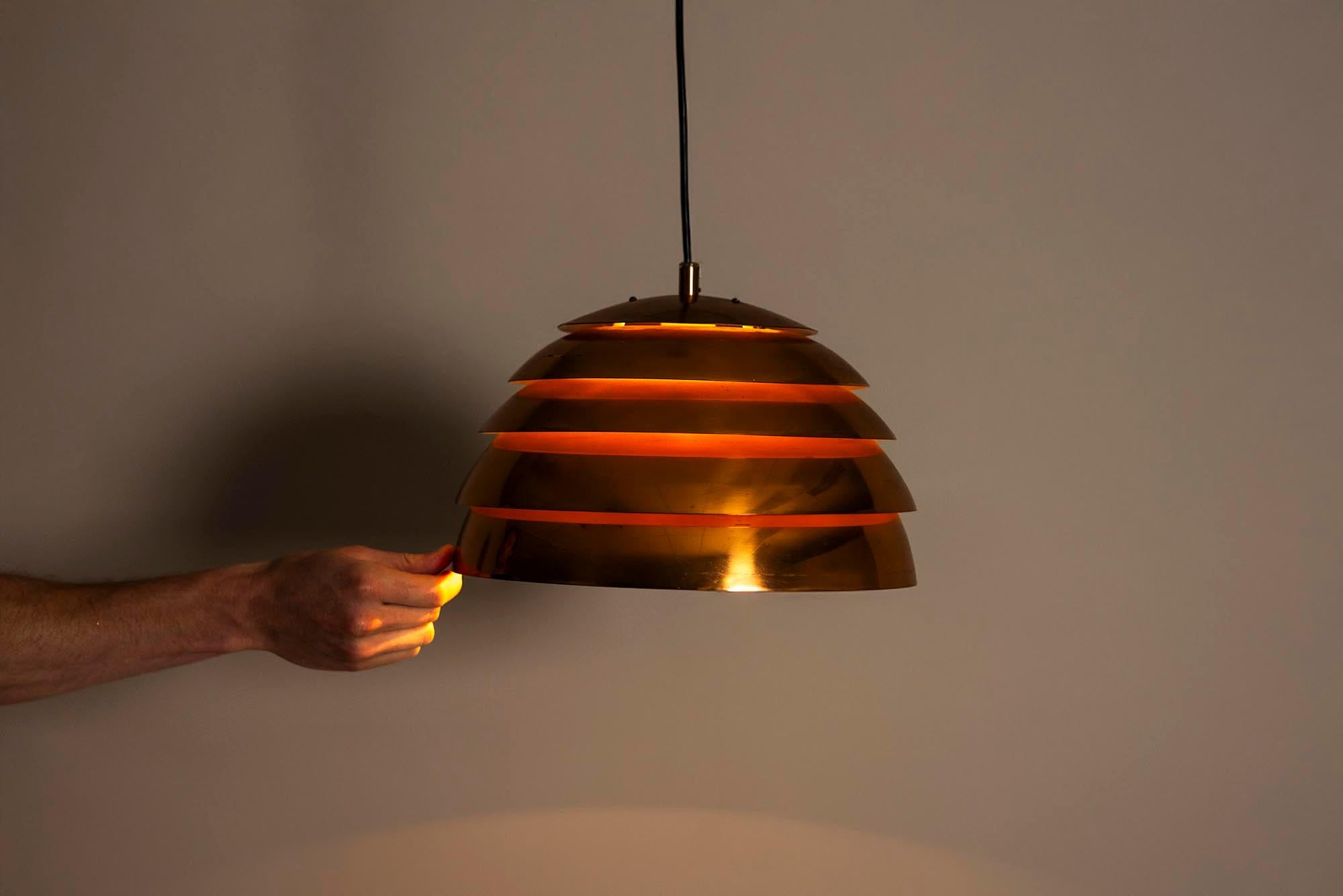 Lámpara de cúpula Hans-Agne Jakobsson para Markaryd, Dinamarca Años 60 Latón en venta