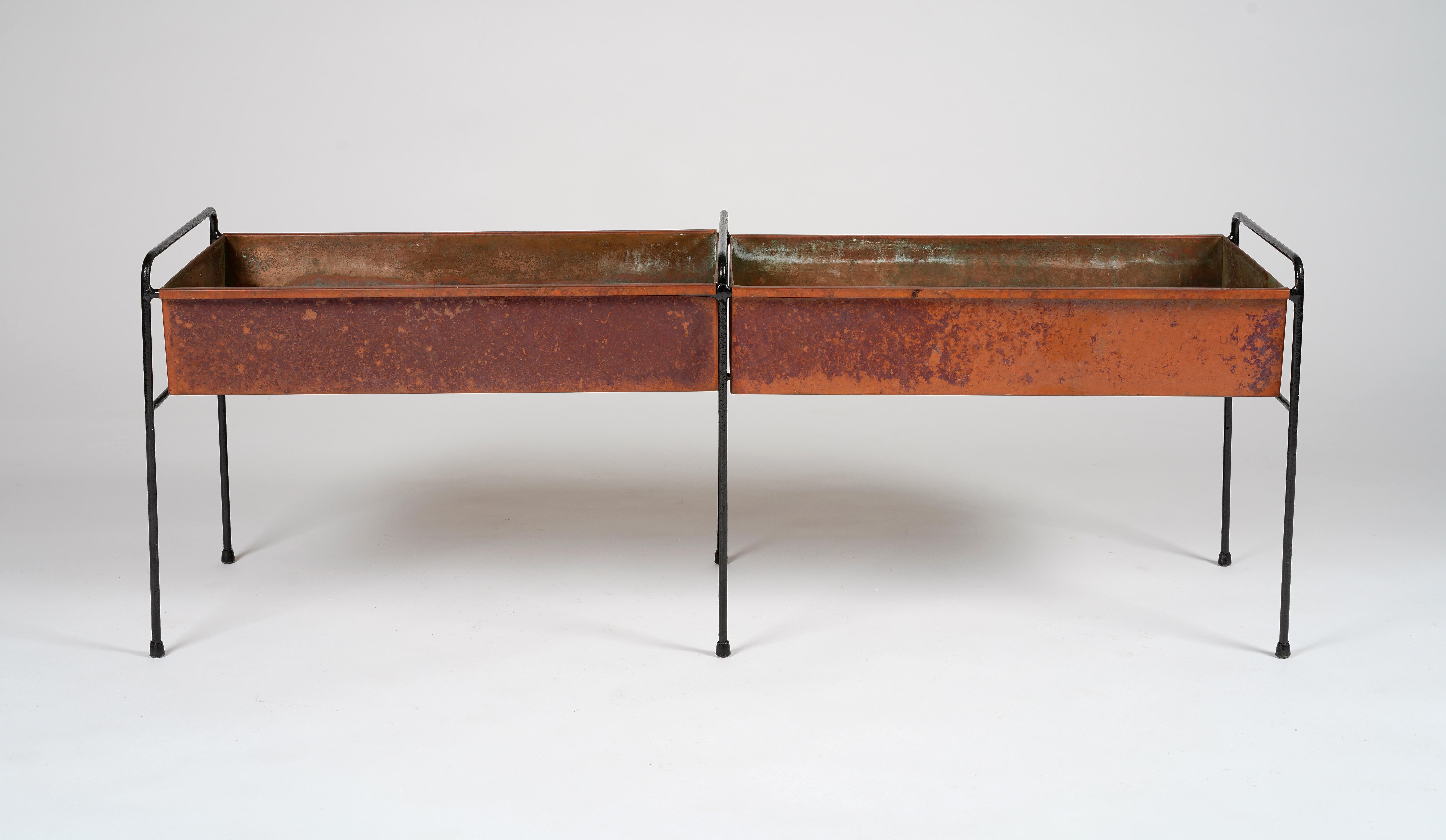 Table à fleurs autoportante à deux sections, conçue par Hans-Agne Jacobsson. Cuivre et acier peint. Produit en Suède dans les années 1960. 

Chaque pot de fleurs est mesuré en cuivre :
Largeur 50 cm
Hauteur 10,5 cm
Profondeur 30 cm