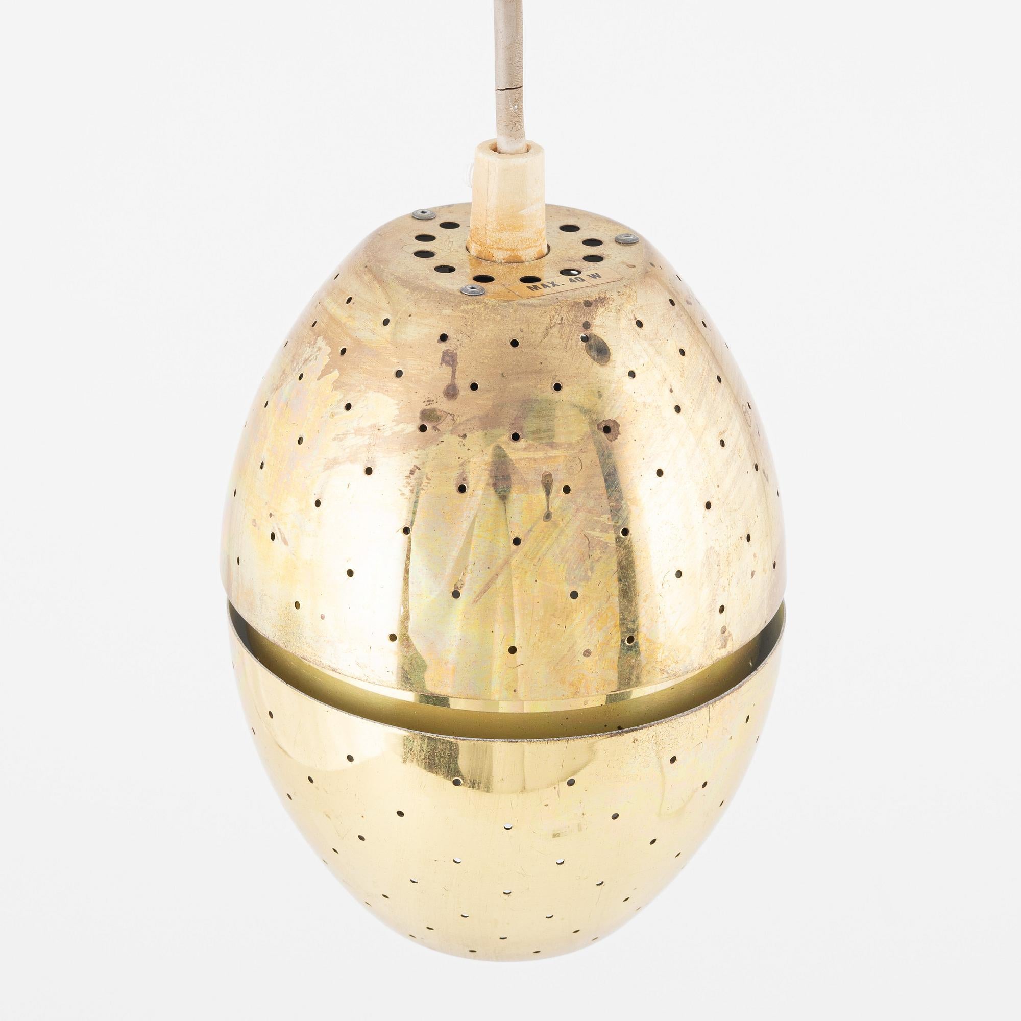Hans-Agne Jakobsson, a 'Florina T790' pendant lamp, Markaryd.

Perforated brass. Height 16 cm diameter 10 CM

Good condition,no bump,  oxidation can be cleaned .
4 lights available , price for 1 light.
Provenance
Anders Pehrson (1912-1982). He was