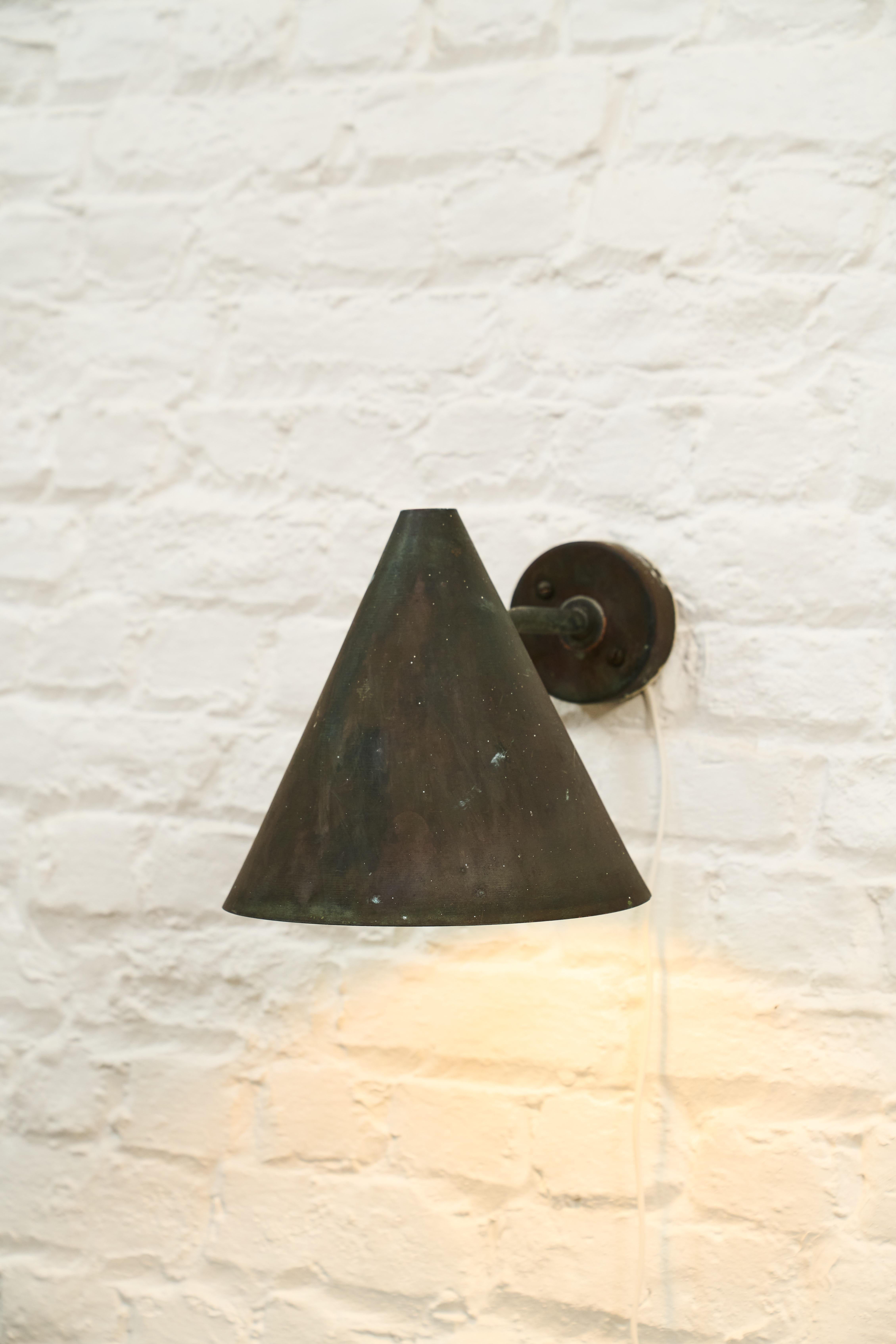 Pareja de apliques escandinavos F590 del conocido diseñador sueco Hans-Agne Jakobsson. El modelo 