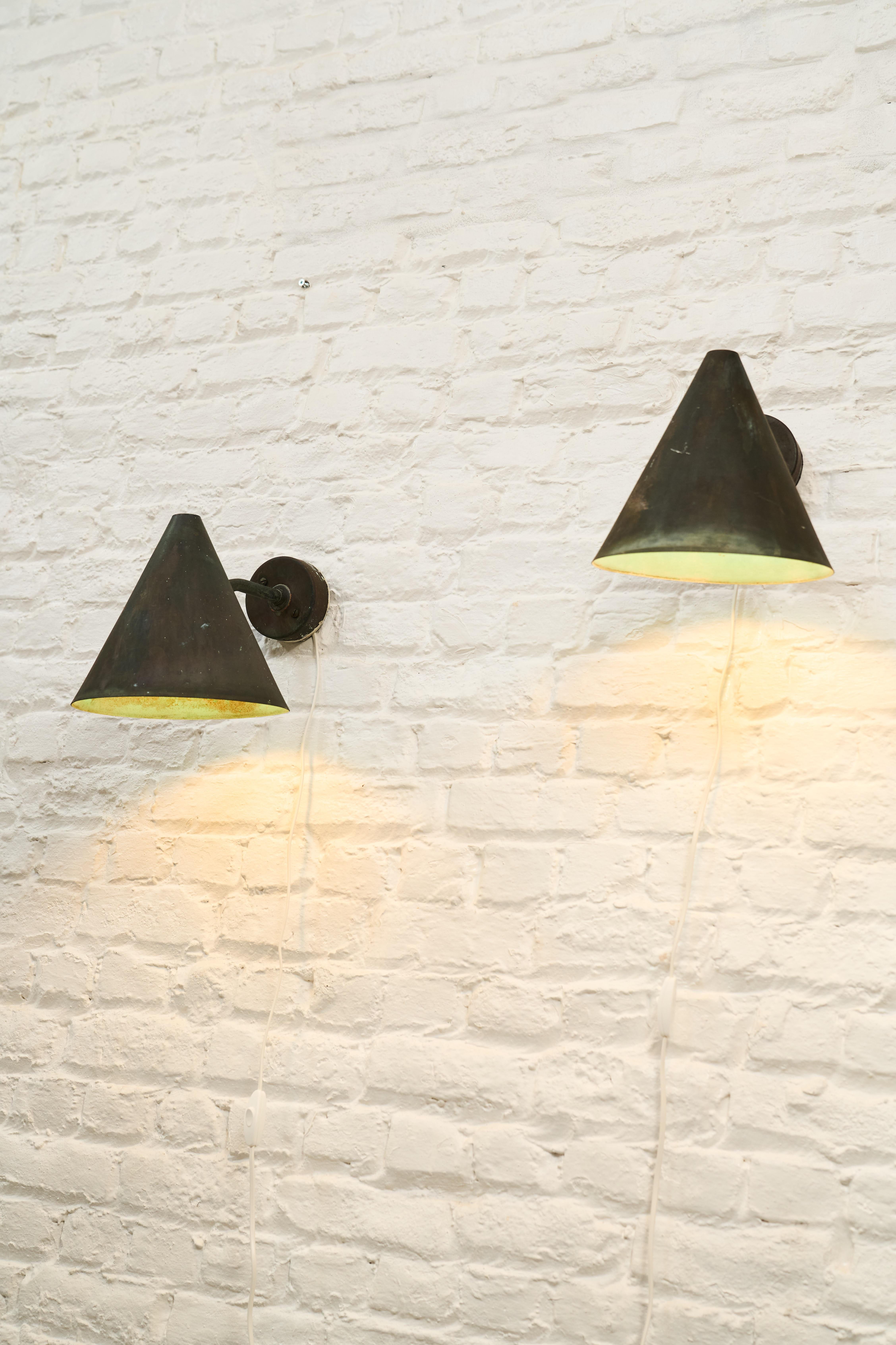 HANS AGNE JAKOBSSON F590 pair of wall lamps In Good Condition For Sale In Forest, BE