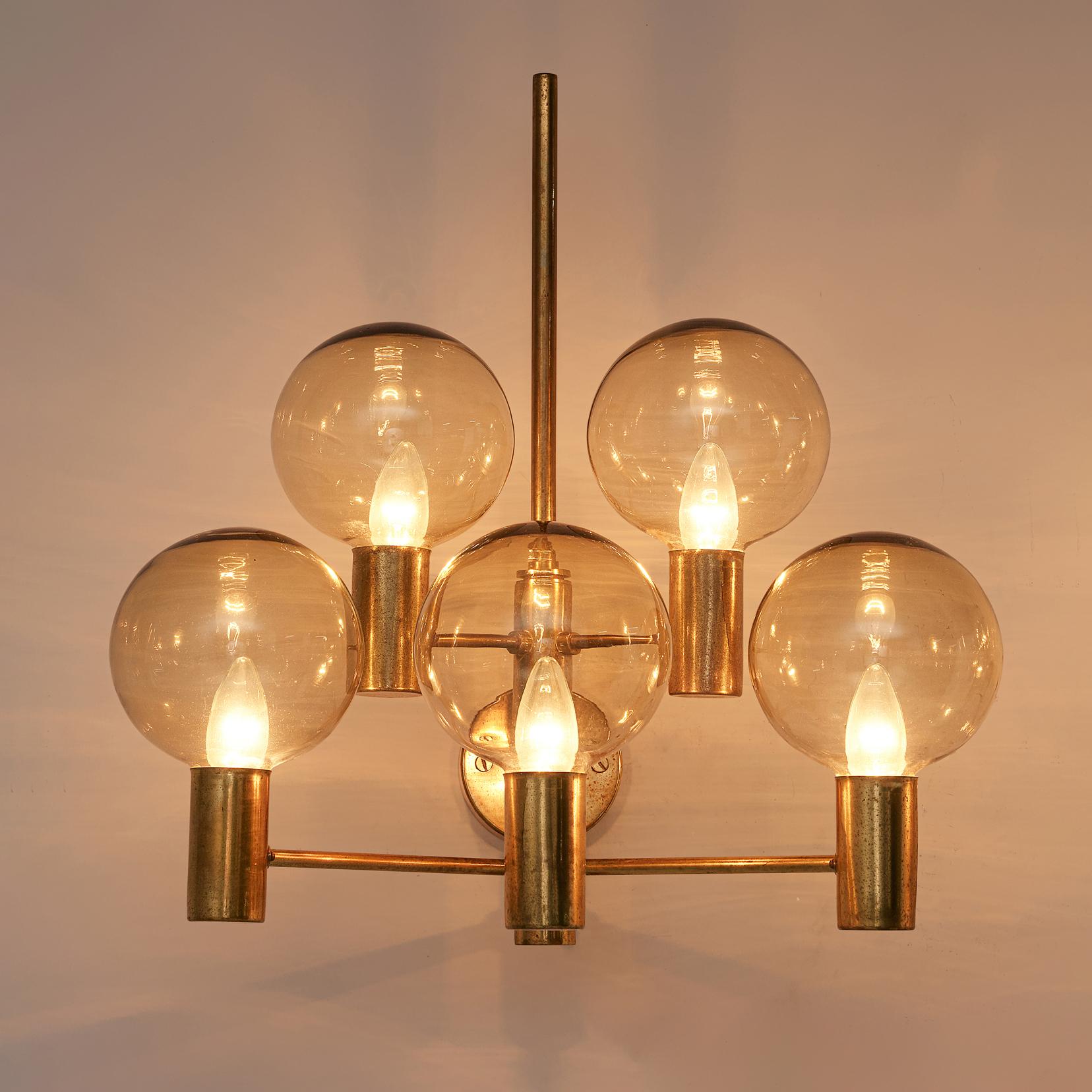 Hans-Agne Jakobsson for Hans-Agne Jakobsson AB in Markaryd, wall light, brass, glass, Sweden, 1960s.

A large wall light in patinated brass with clear glass shades by Hans-Agne Jakobsson. Divided over five arms, this light creates a stunning light