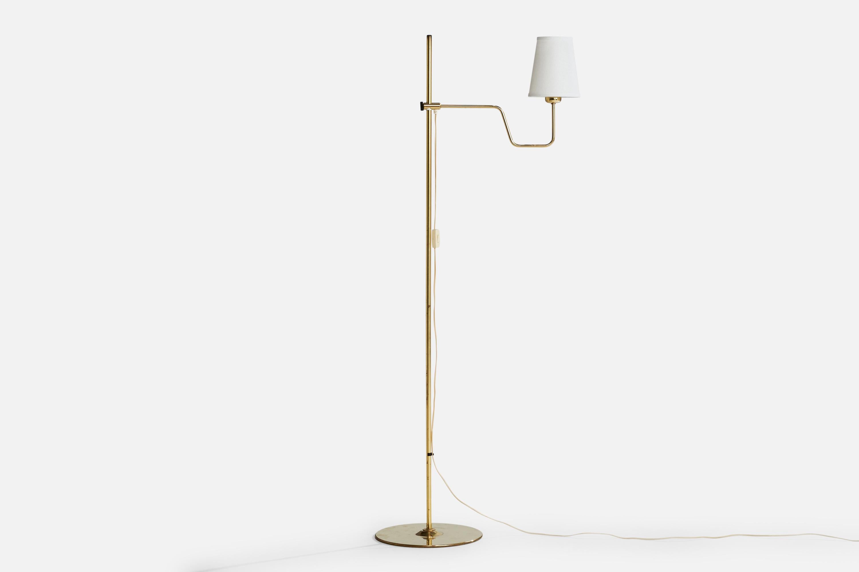 Lampadaire réglable en laiton et tissu blanc, conçu par Hans-Agne Agnes, Suède, années 1970.

Dimensions de la lampe avec abat-jour (pouces) : 59.25