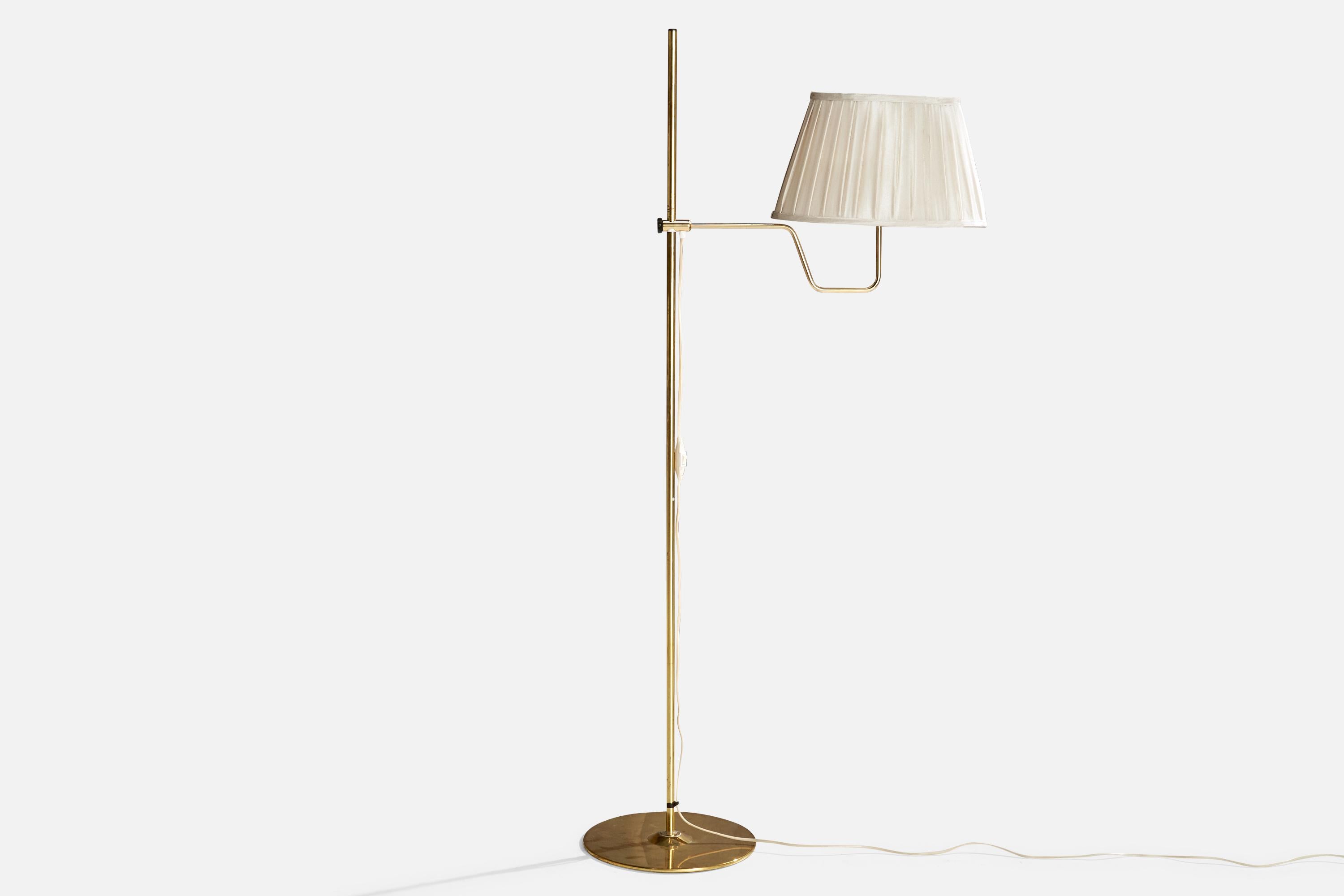 Lampadaire réglable en laiton et tissu conçu et produit par Hans-Agne Jakobsson, A.I/One, Suède, c.C. années 1970.

Dimensions de la lampe avec abat-jour (pouces) : 64.5