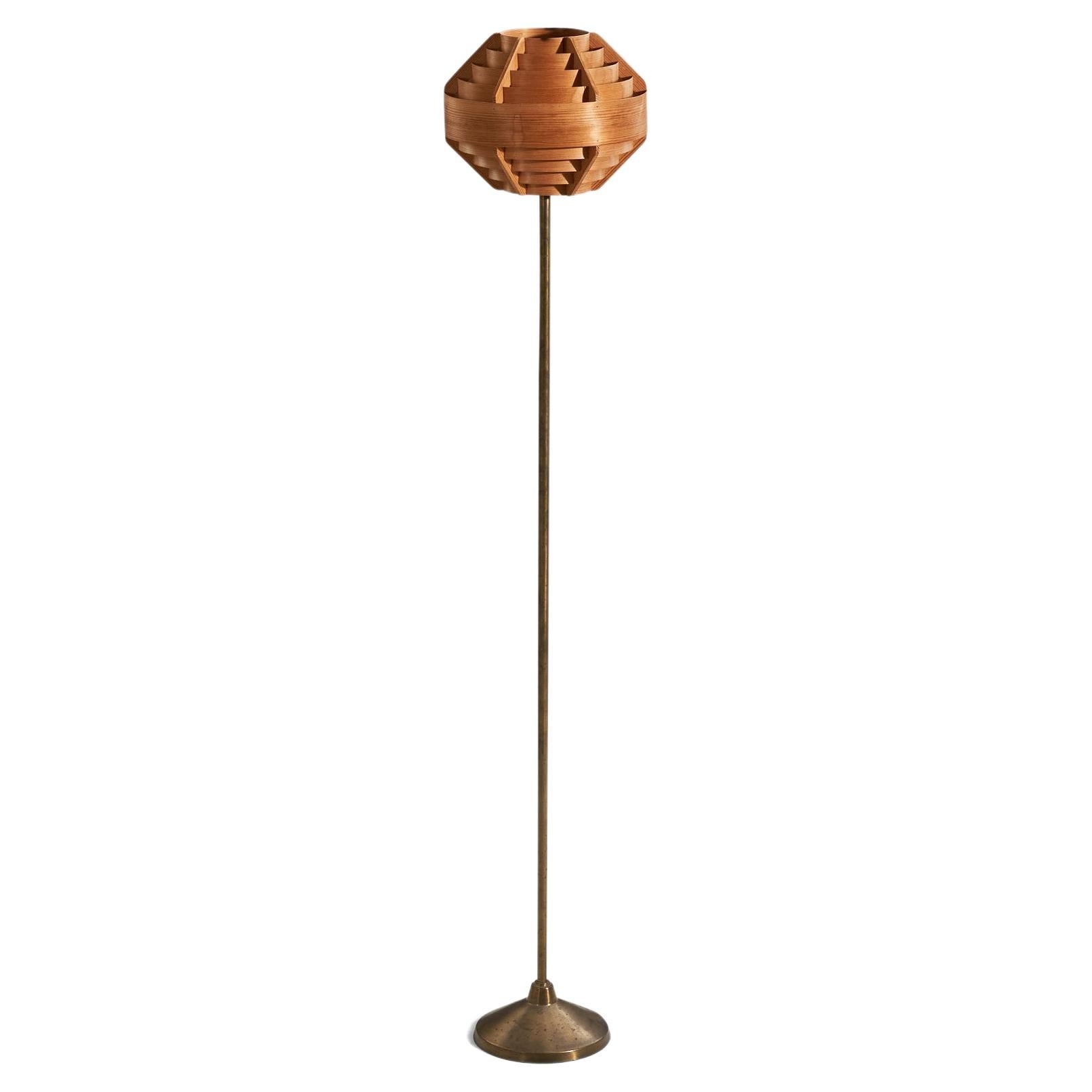 Hans-Agne Jakobsson, Stehlampe, Messing, Kiefernholz, Kiefernholzfurnier, Schweden, ca. 1960er Jahre im Angebot