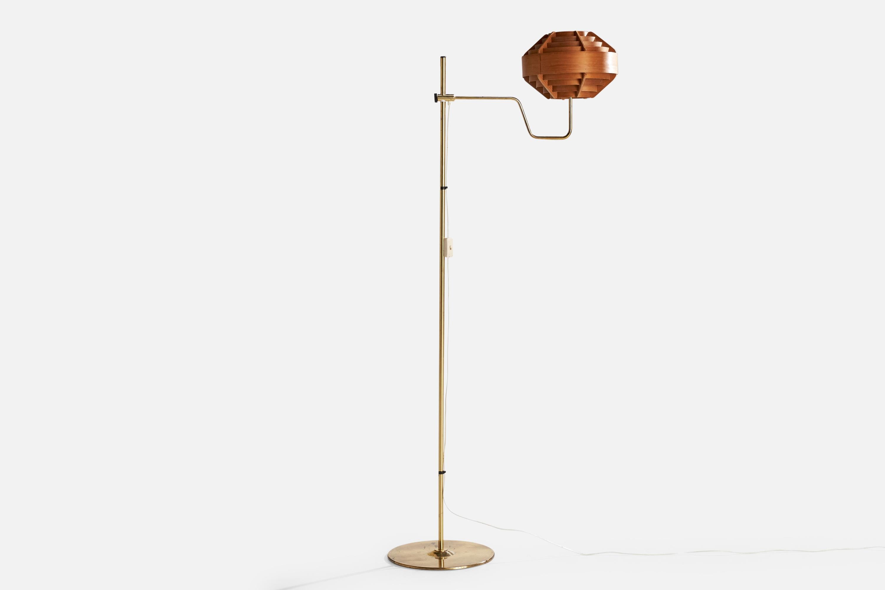 Lampadaire réglable en laiton, pin et placage de pin moulé, conçu par Hans-Agne Agnes, Suède, années 1970.

Dimensions de la lampe avec abat-jour (pouces) : 62