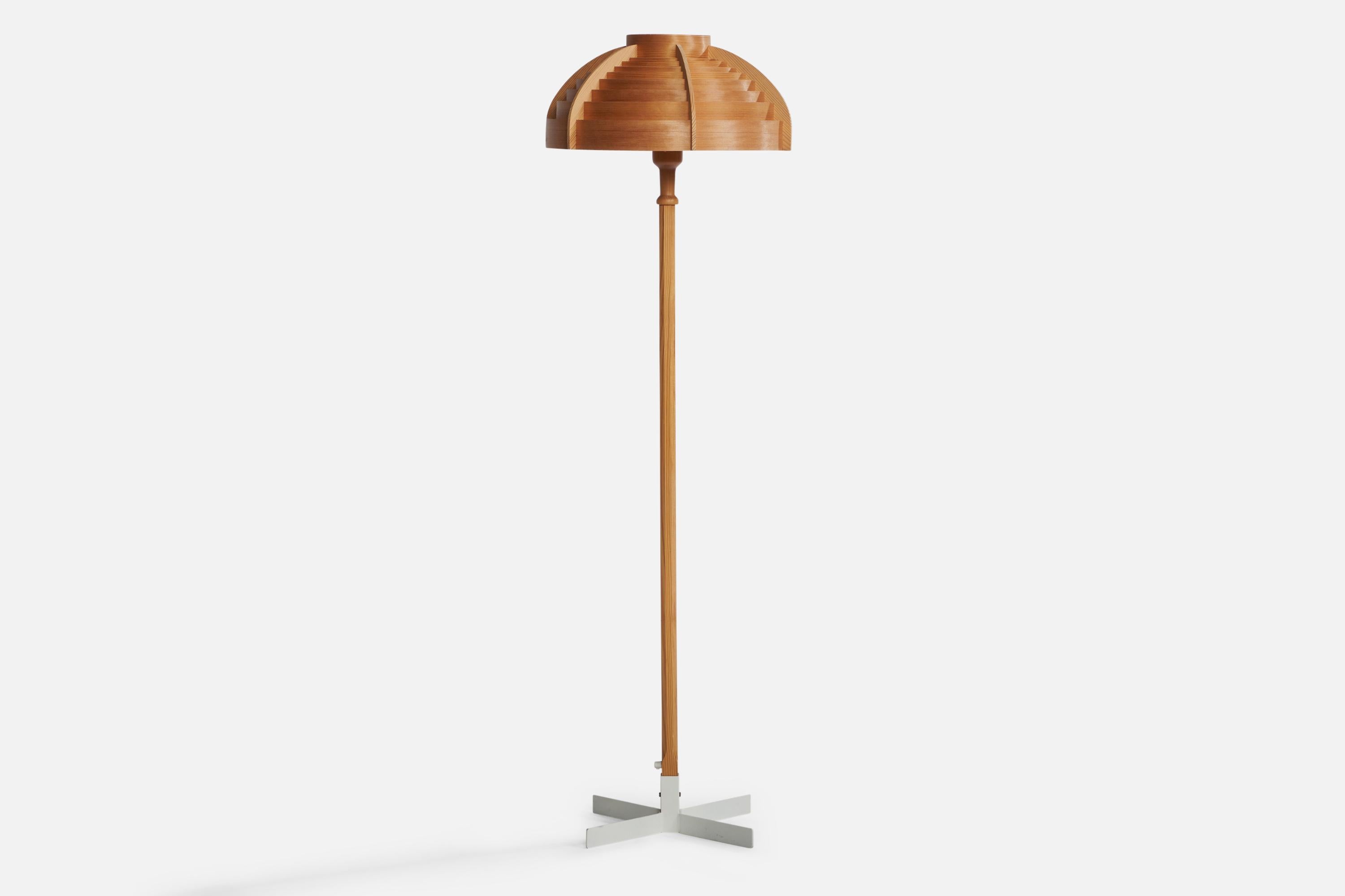 A pine, moulded pine-veneer and off-white-lacquered metal floor lamp designed and produced by Hans-Agne Jakobsson, Sweden, 1970s.

Overall Dimensions (inches): 54.35” H x 17” Diameter. Stated dimensions include shade.

Bulb Specifications: E-26