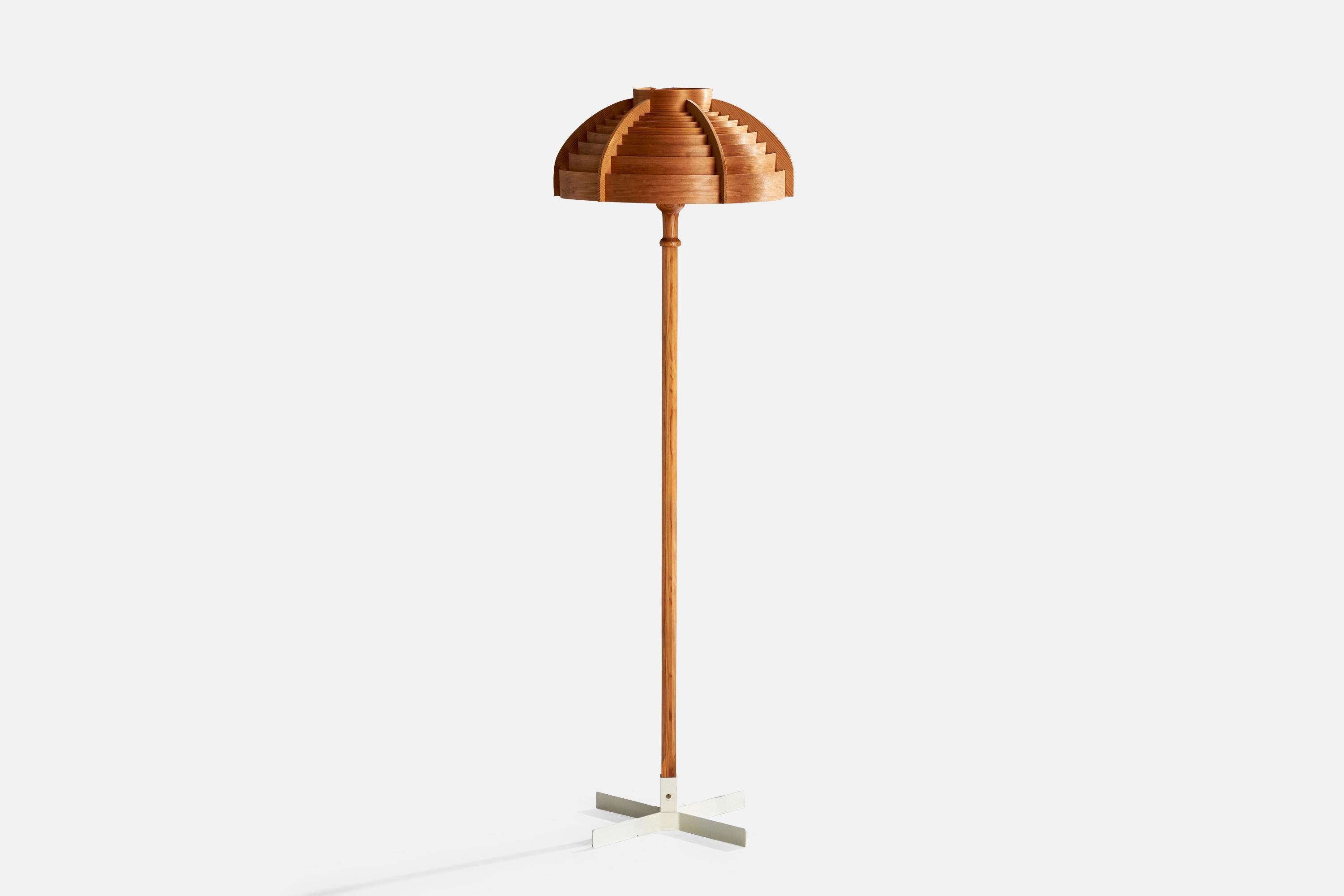 Lampadaire en pin et métal laqué blanc conçu par Hans-Agne Jakobsson et produit par AB Elysett, Suède, c.C. années 1970.

Dimensions de la lampe avec abat-jour (pouces) : 54.25