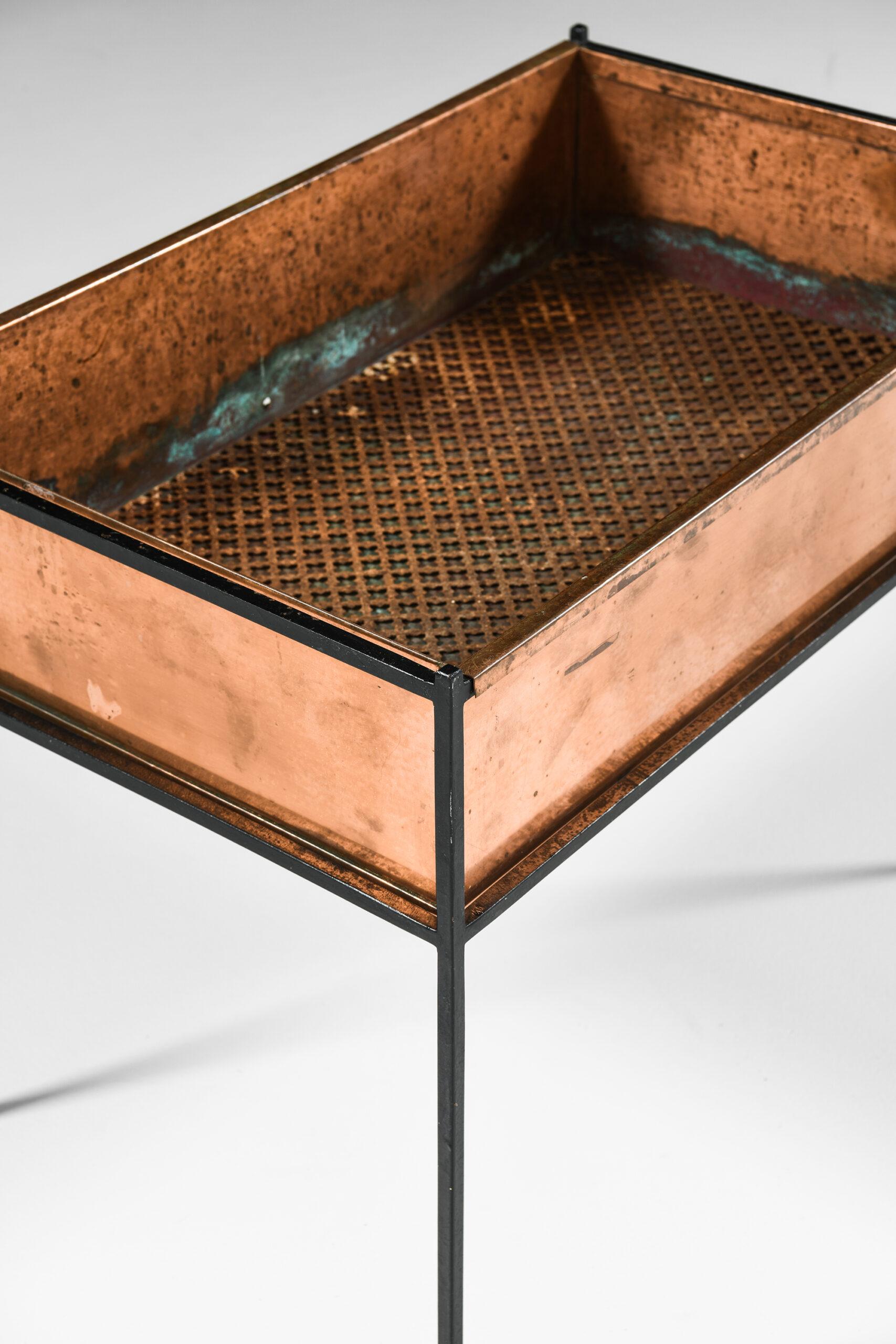 Rare table à fleurs conçue par Hans-Agne Jakobsson. Produit par Hans-Agne Jakobsson AB à Markaryd, Suède.