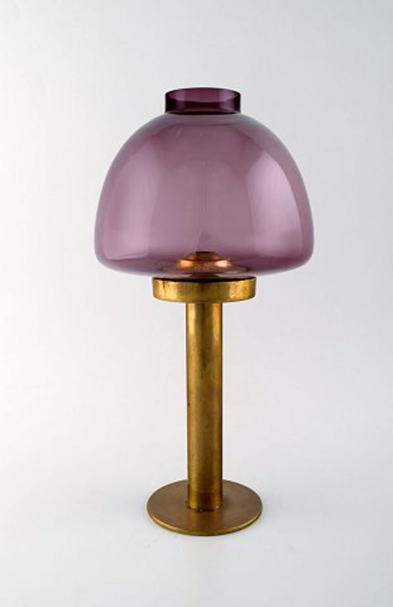 Hans-Agne Jakobsson for A / B Markaryd. A pair of oil lamps in brass and purple art glass, 1960s-1970s.
Measures: 34 x 18 cm.
In good condition.