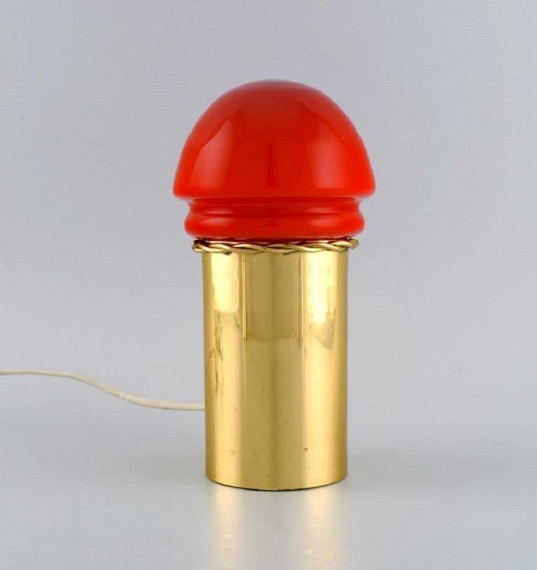 Hans Agne Jakobsson for A / B Markaryd. 
Brass table lamp with shade in red mouth-blown art glass. 
Swedish design, 1960s / 70s.
Measures: 22 x 11.5
In excellent condition.