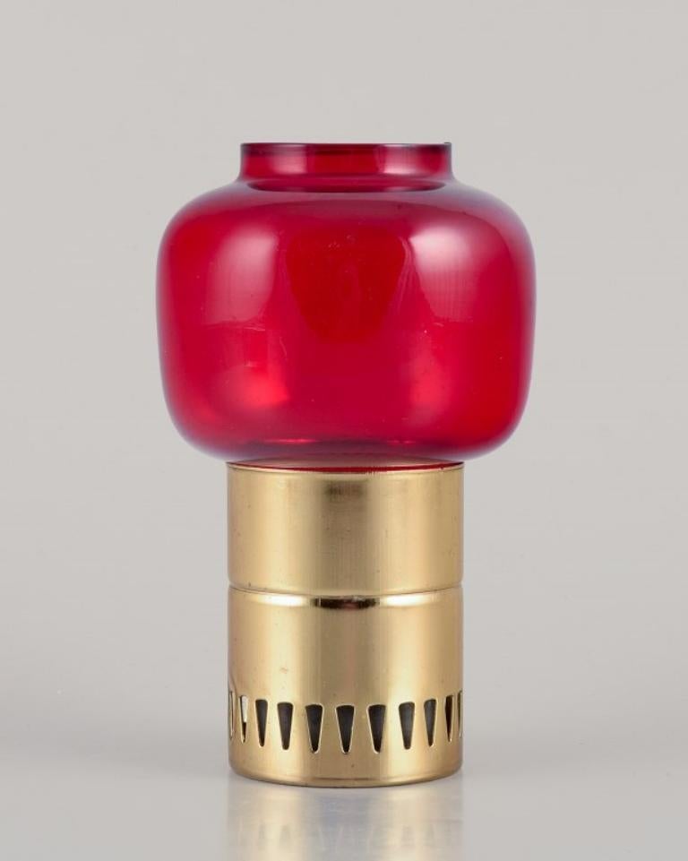Hans-Agne Jakobsson for A/B Markaryd.
Candles holder in brass and red art glass.
For tea lights.
Approximately from the 1970s.
In excellent condition. Insignificant chip inside the glass, not visible.
Dimensions: Height 13.3 cm x Diameter 7.0 cm.