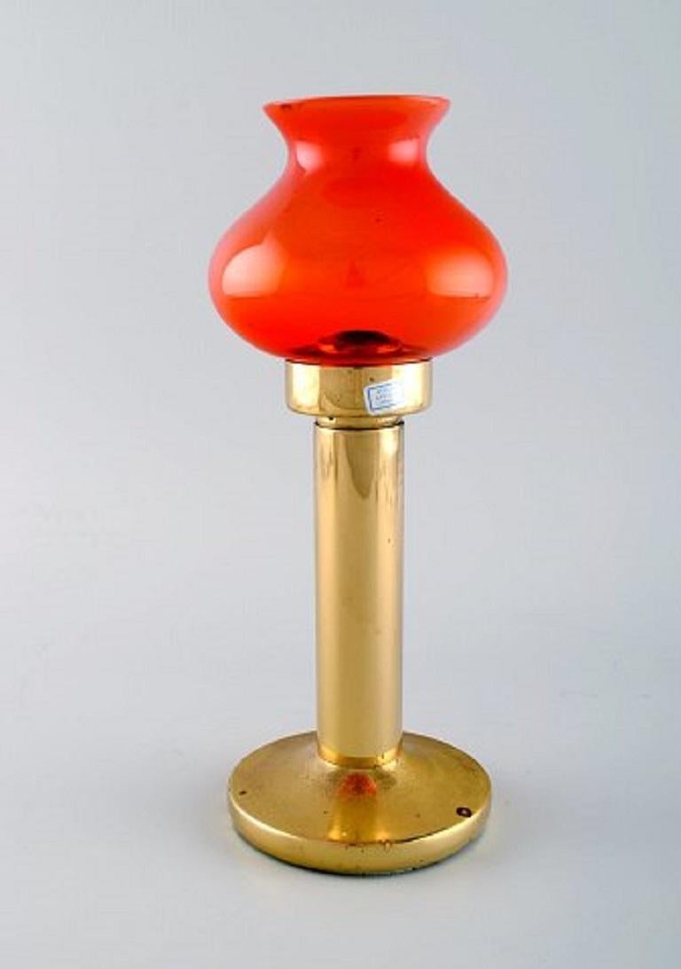 Hans-Agne Jakobsson pour A / B Markaryd. Lampes à huile en laiton et verre d'art rouge, années 1960-1970.
Mesures : 26 x 10 cm.
En parfait état.