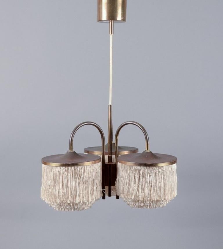 Hans-Agne Jakobsson (1919-2009), designer svedese, per A/B Markaryd.
Rara lampada da soffitto a tre bracci in ottone con frange.
Approssimativamente dagli anni '60.
Condizioni perfette.
Montaggio a baionetta.
Dimensioni: L 38,0 cm x H 57,0 cm con