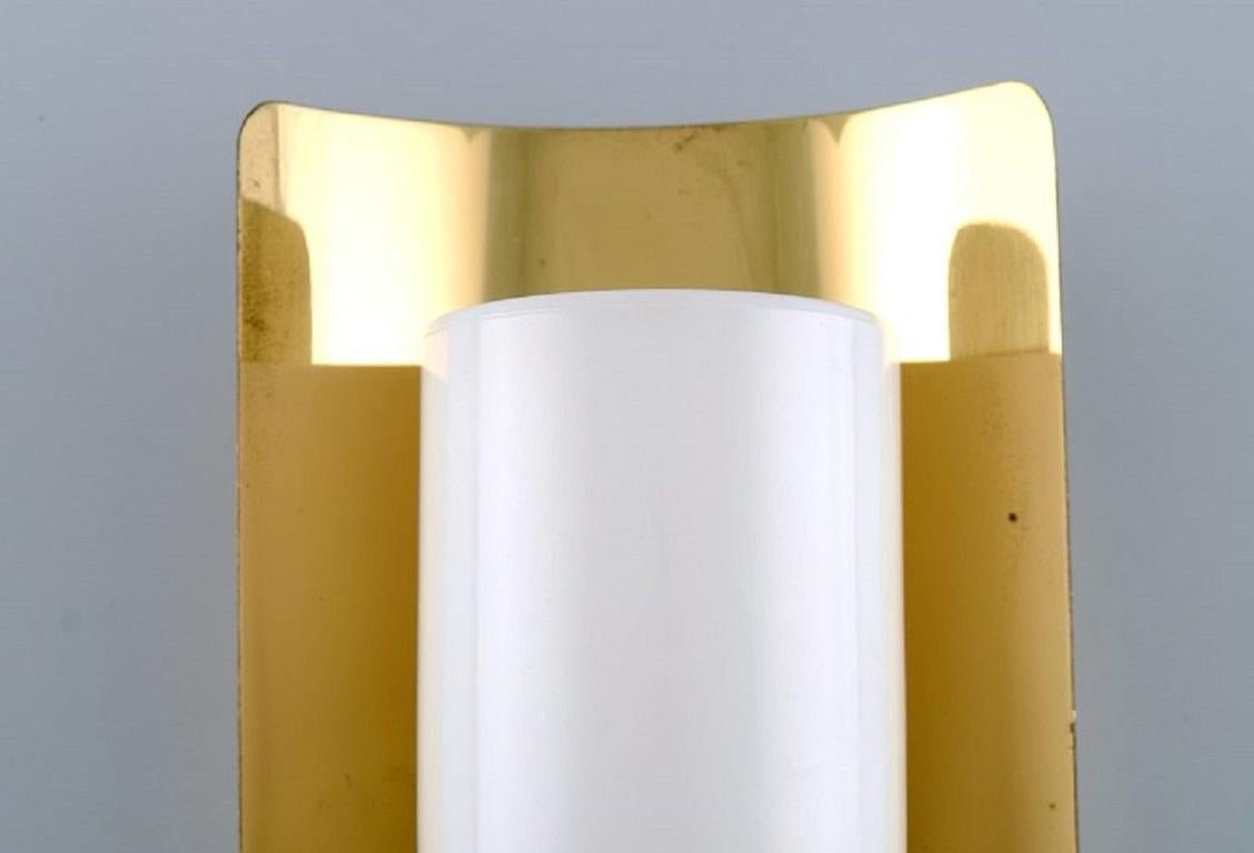 Hans Agne Jakobsson for A / B Markaryd. Wall lamp in brass and lacquered metal. Swedish design, 1960s / 70s.
Measures: 18 x 15 cm.
Depth: 12 cm.
In excellent condition with signs of use.