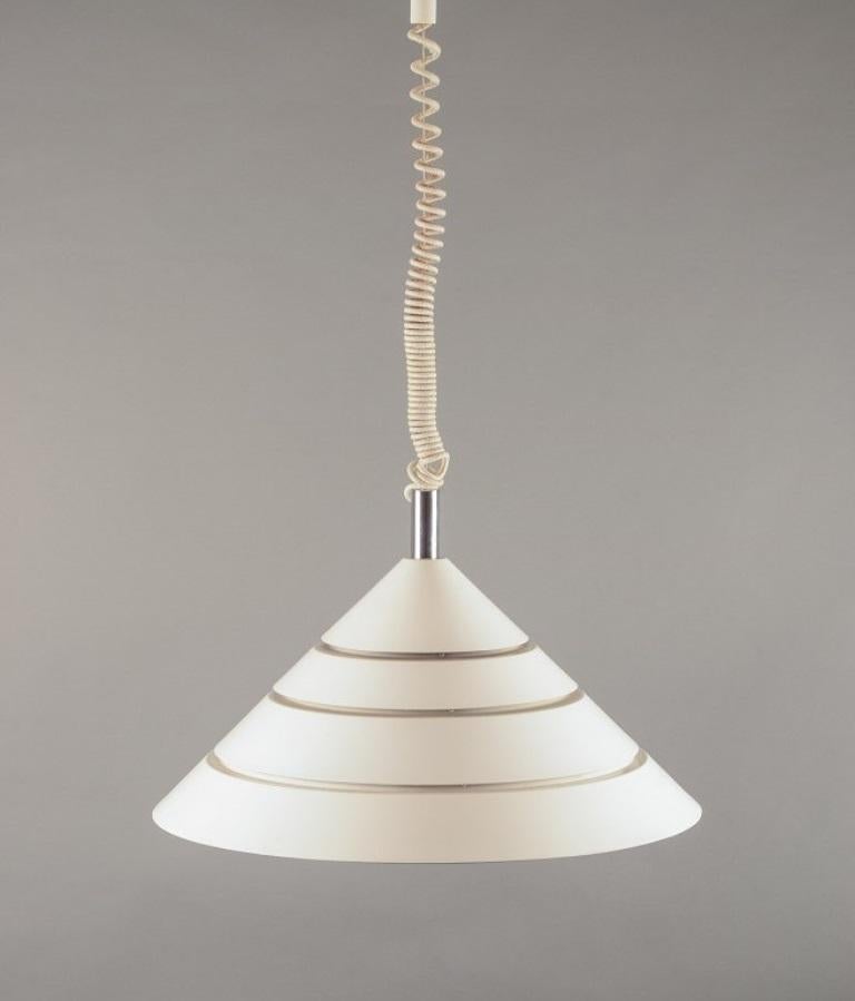 Hans-Agne Jakobsson, designer svedese.
Lampada da soffitto in metallo verniciato di bianco e cromo.
Altezza regolabile.
Dagli anni '70/80.
Etichetta.
Per tre lampadine.
Dimensioni: Diametro 58,0 cm x Altezza 40,0 cm.