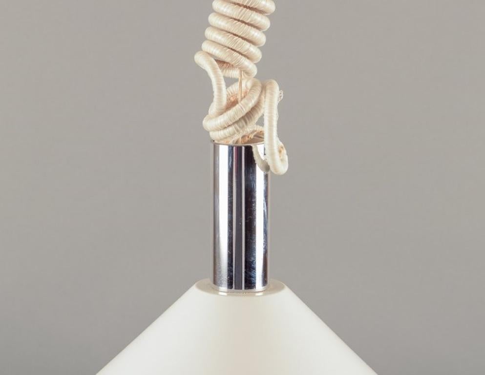 Svedese Hans-Agne Jakobsson per AB Markaryd. Lampada da soffitto in metallo verniciato di bianco. in vendita