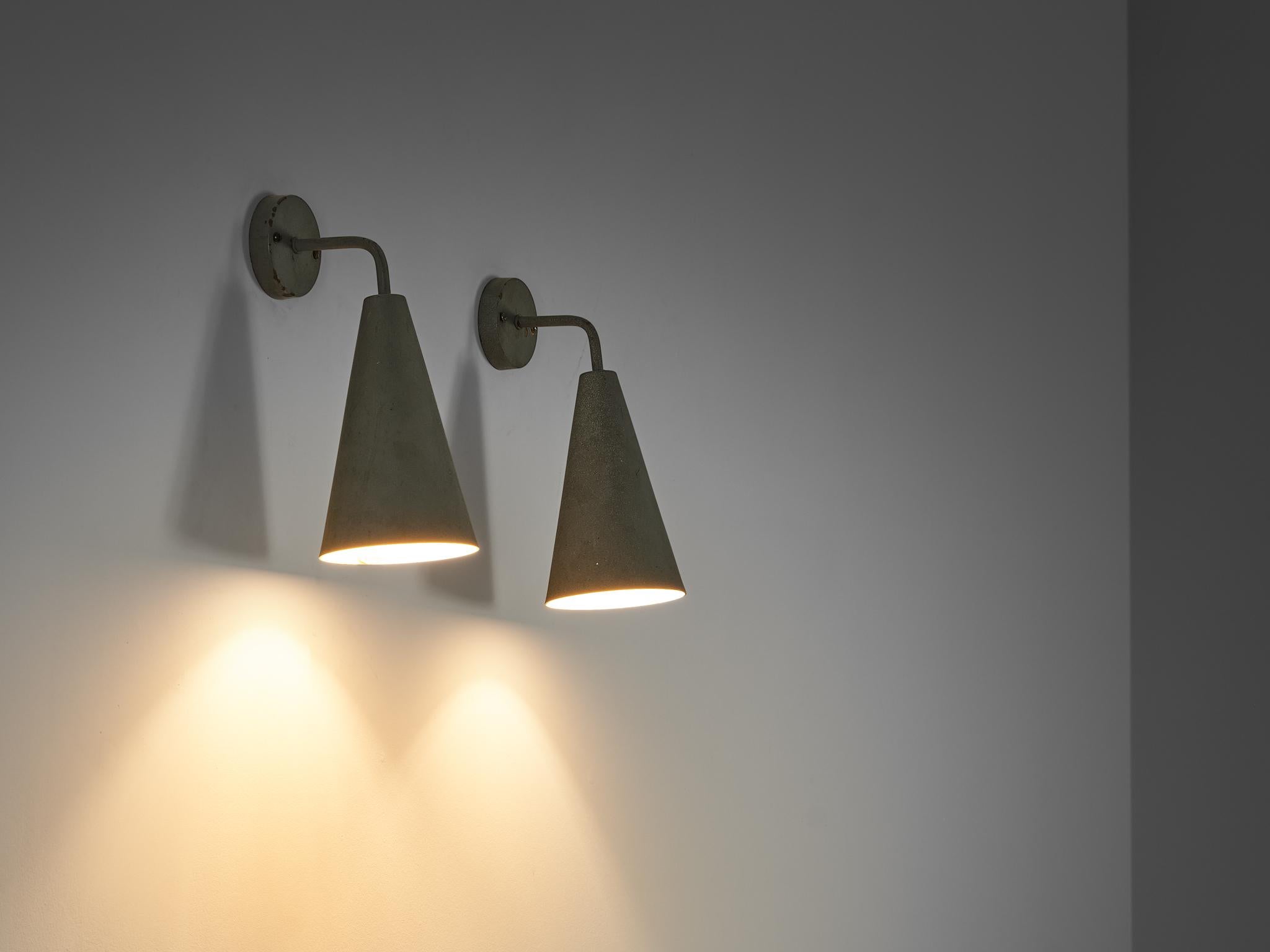 Hans Agne Jakobsson for Åhus, pair of wall lights, grey lacquered brass, Sweden, 1950s

These outdoor light by Swedish designer Hans-Agne Jakobsson feature a cone shaped lampshade that is connected to a circular fixation.  Jakobsson originally