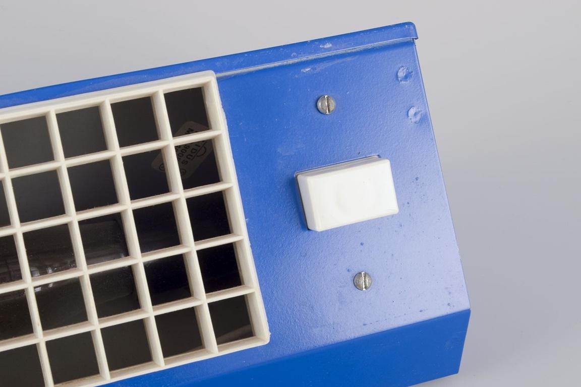 Industriel Hans-Agne Jakobsson pour Elidus, Suède. Lampe de chevet en métal laqué bleu. en vente
