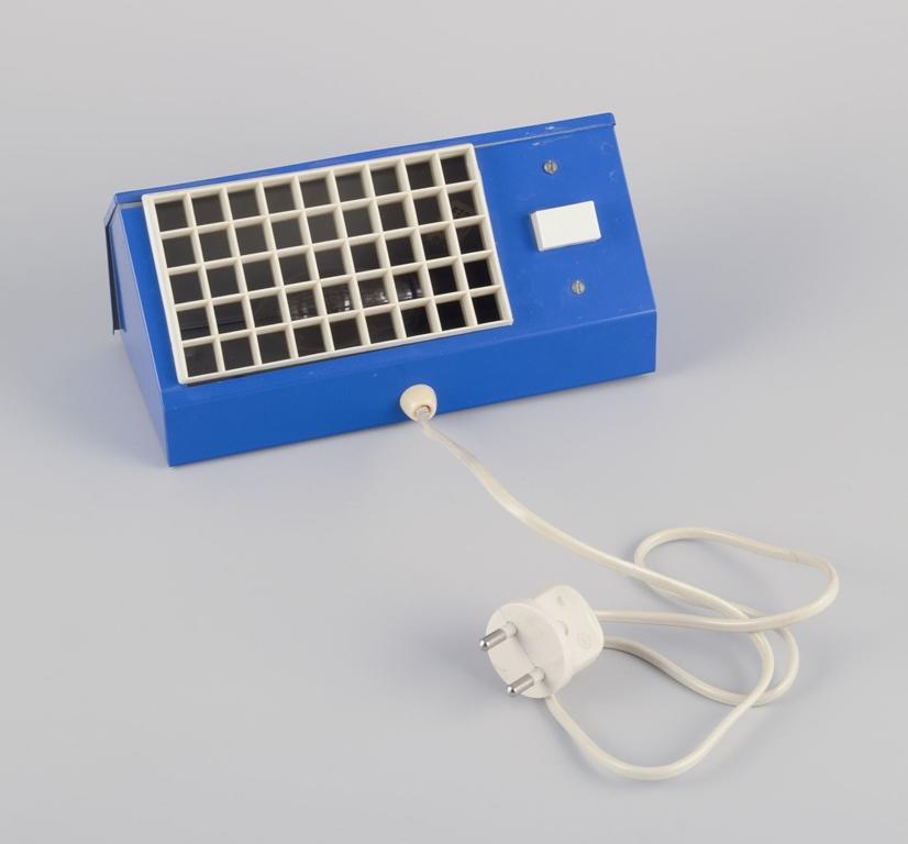 Suédois Hans-Agne Jakobsson pour Elidus, Suède. Lampe de chevet en métal laqué bleu. en vente