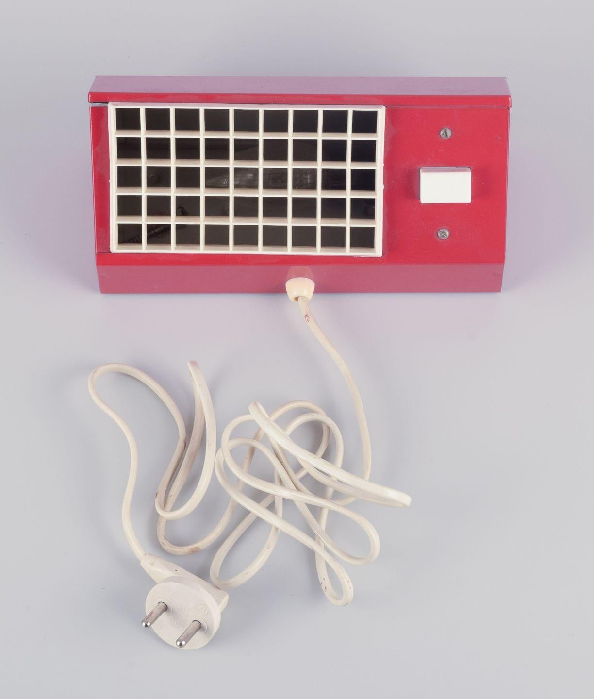 Pre-owned goods are exempt from import duties for U.S. customers. 
Therefore, no import tariffs will be applicable to your purchase.

Hans-Agne Jakobsson (1919-2009) for Elidus, Sweden.
Bedside lamp in red-lacquered metal.
Retro style.
Dating: