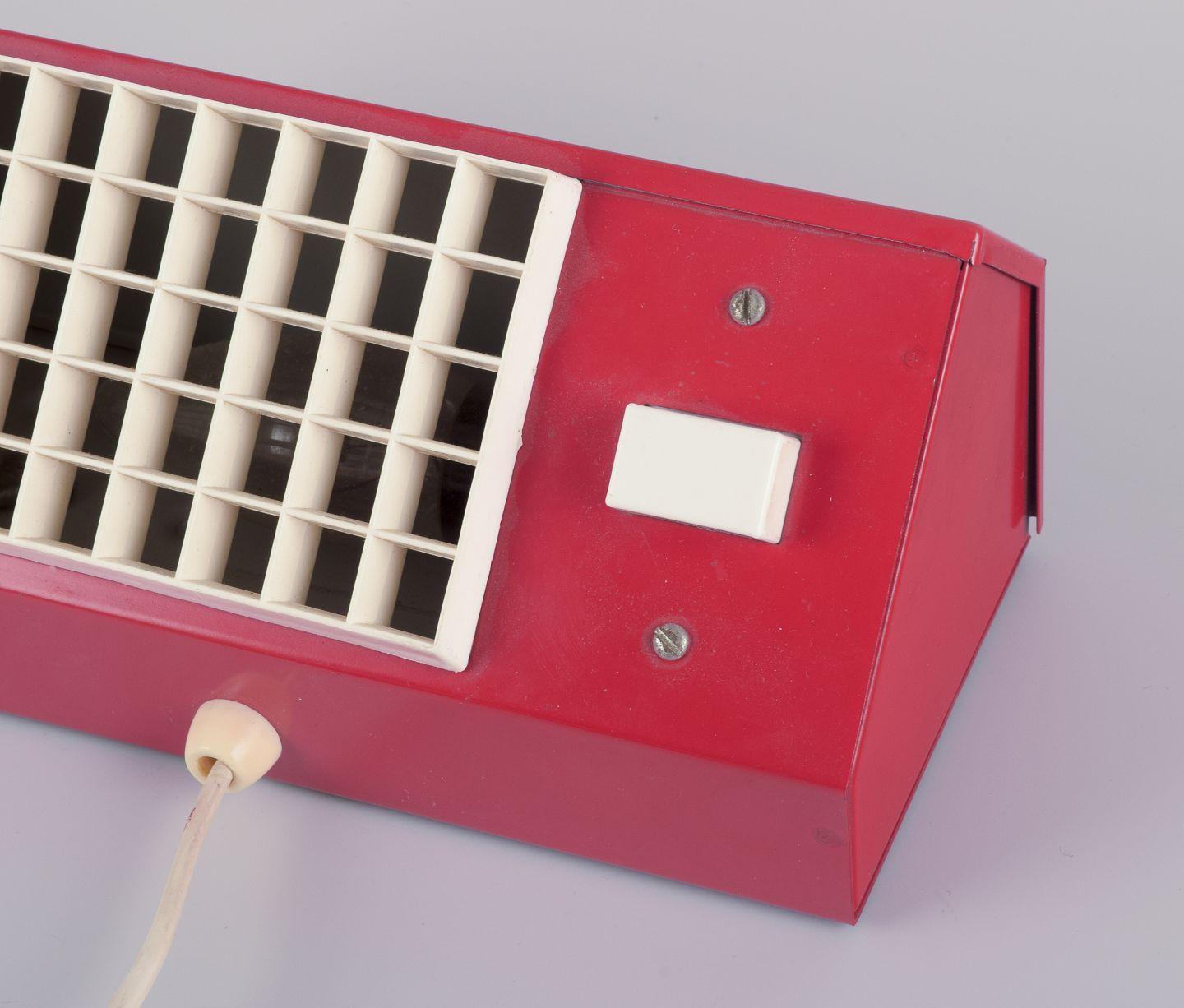 Swedish Hans-Agne Jakobsson for Elidus, Sweden. Bedside lamp in red-lacquered metal. For Sale
