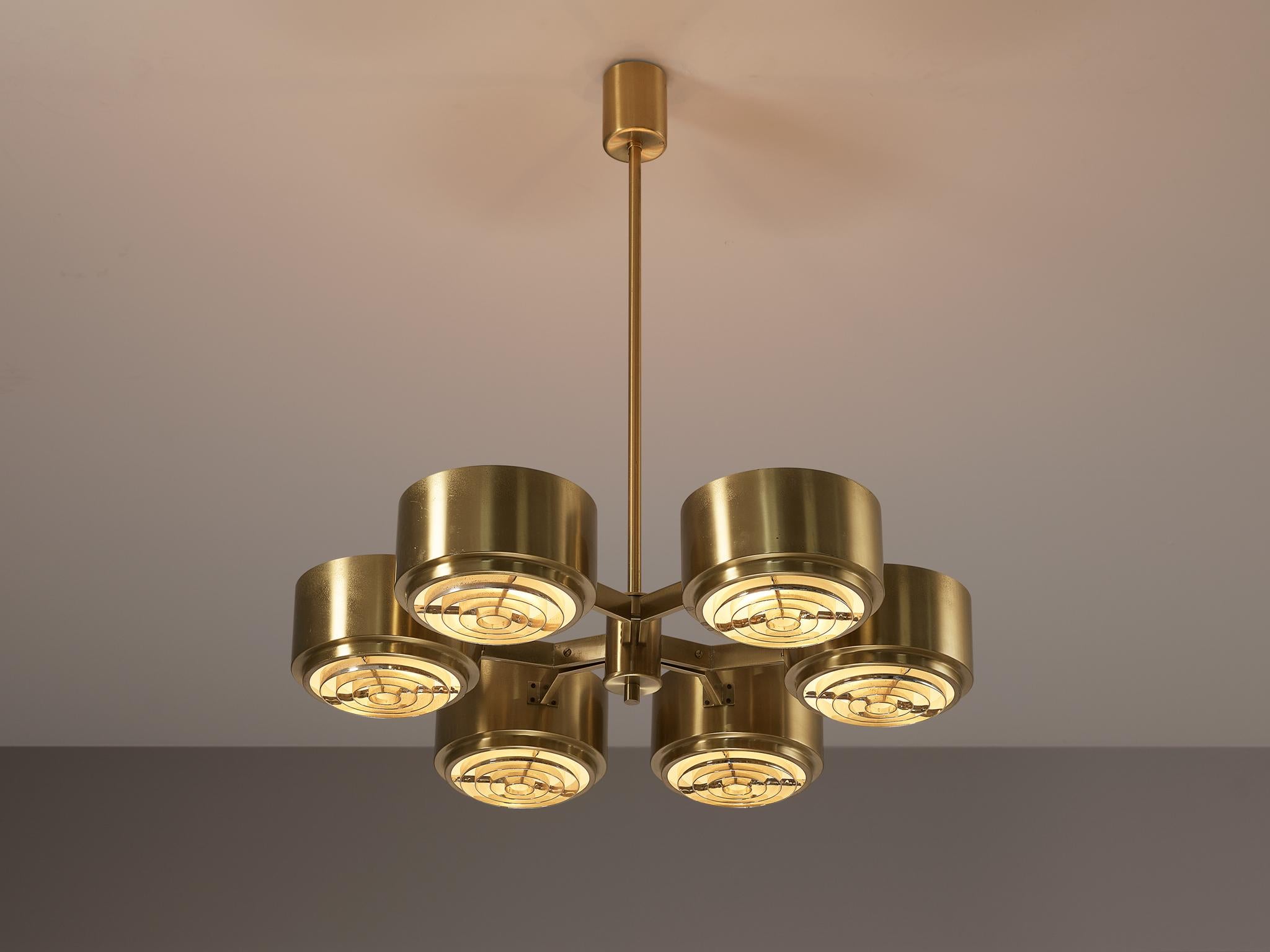 Hans-Agne Jakobsson for Hans-Agne Jakobsson AB in Markaryd, ceiling light, model T-493/6, brass, metal, Sweden, 1960s 

This stunning chandelier is designed by the Swedish designer Hans-Agne Jakobsson. It features six cylindrical shades which are