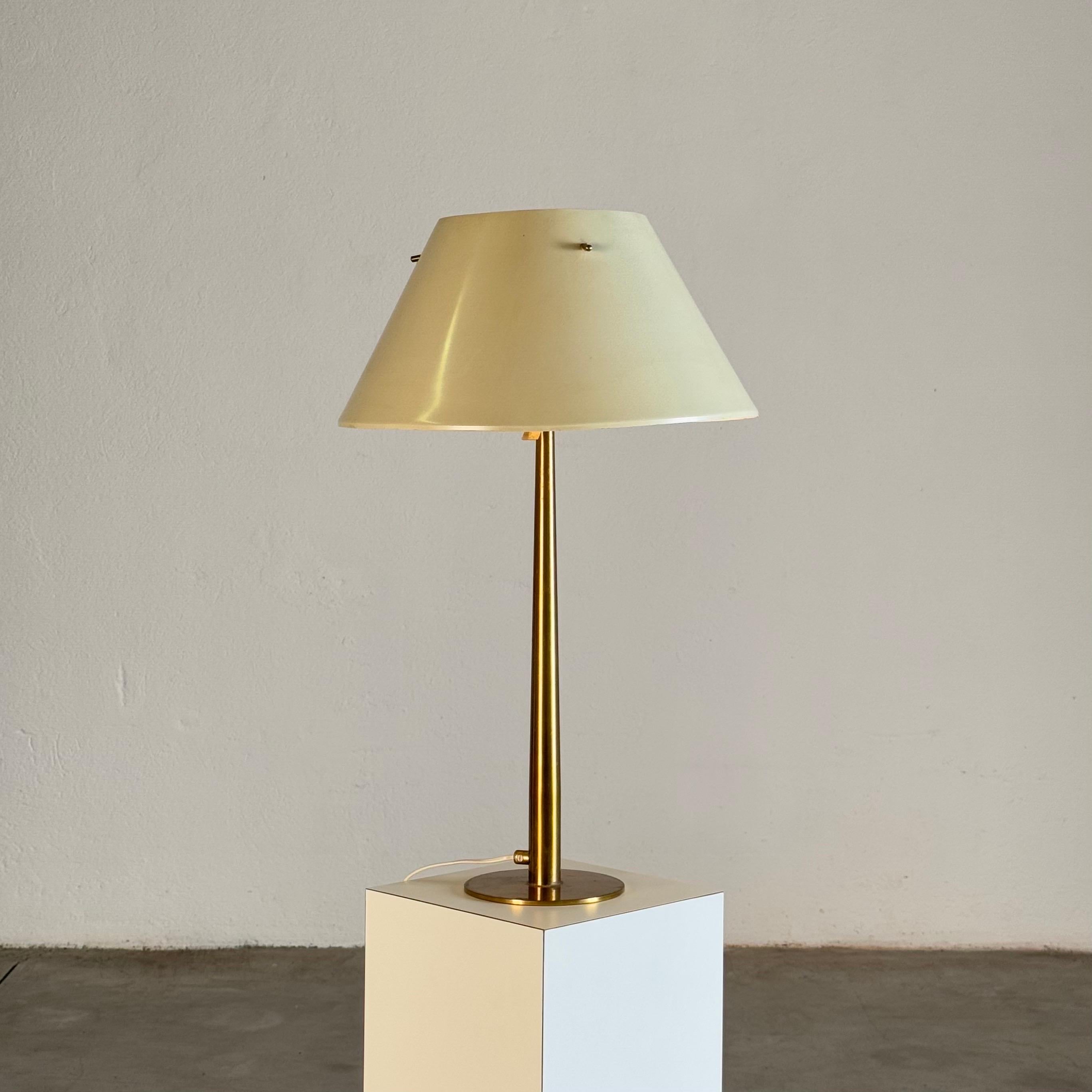 A striking and rare table lamp, model B105, designed by Hans-Agne Jakobsson (1919–2009) and edited by Markaryd around 1960.

This elegant piece features a tall 66 cm stem in brass with a beautiful, authentic patina that highlights its age and