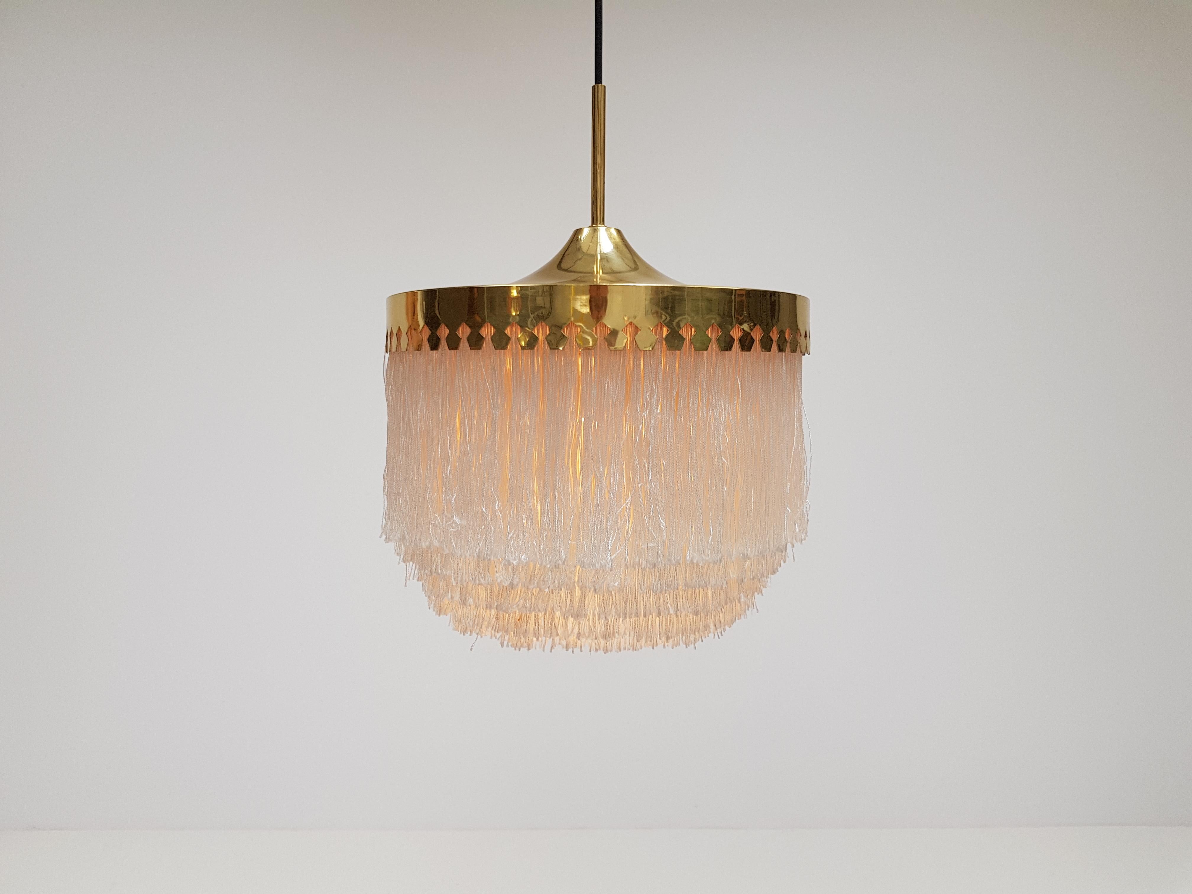 A Hans-Agne Jakobsson for Markaryd brass and ivory silk fringe Model T601/M pendant, 1960s
 
A Hans-Agne Jakobsson for Markaryd ivory-colored silk fringed pendant with brass frame and canopy, dating from the 1960s.
 
Fully working, rewired,