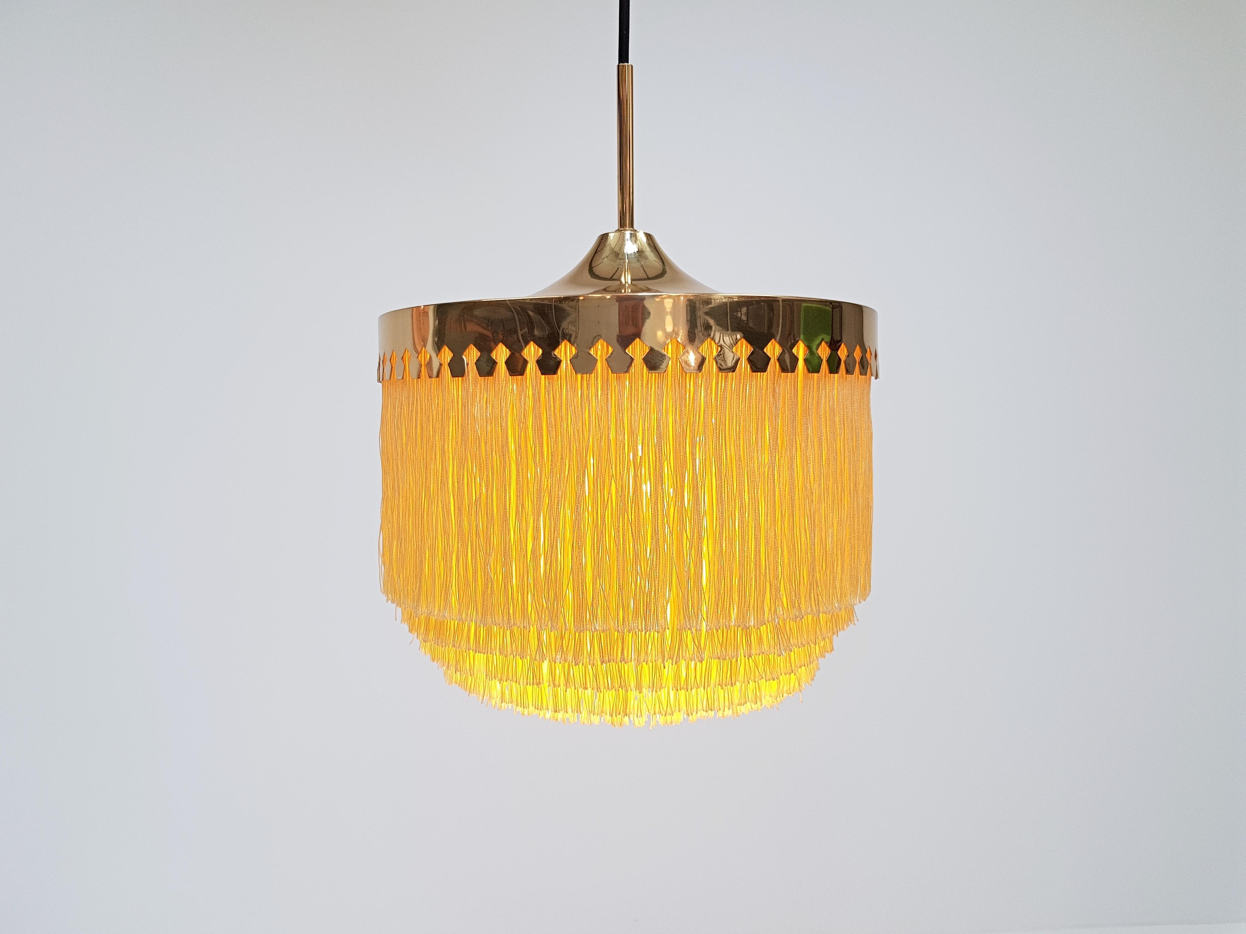A Hans-Agne Jakobsson for Markaryd brass and ivory silk fringe Model T601/M pendant, 1960s
 
A Hans-Agne Jakobsson for Markaryd golden-coloured silk fringed pendant with brass frame, dating from the 1960s.
 
Fully working, rewired, safety tested