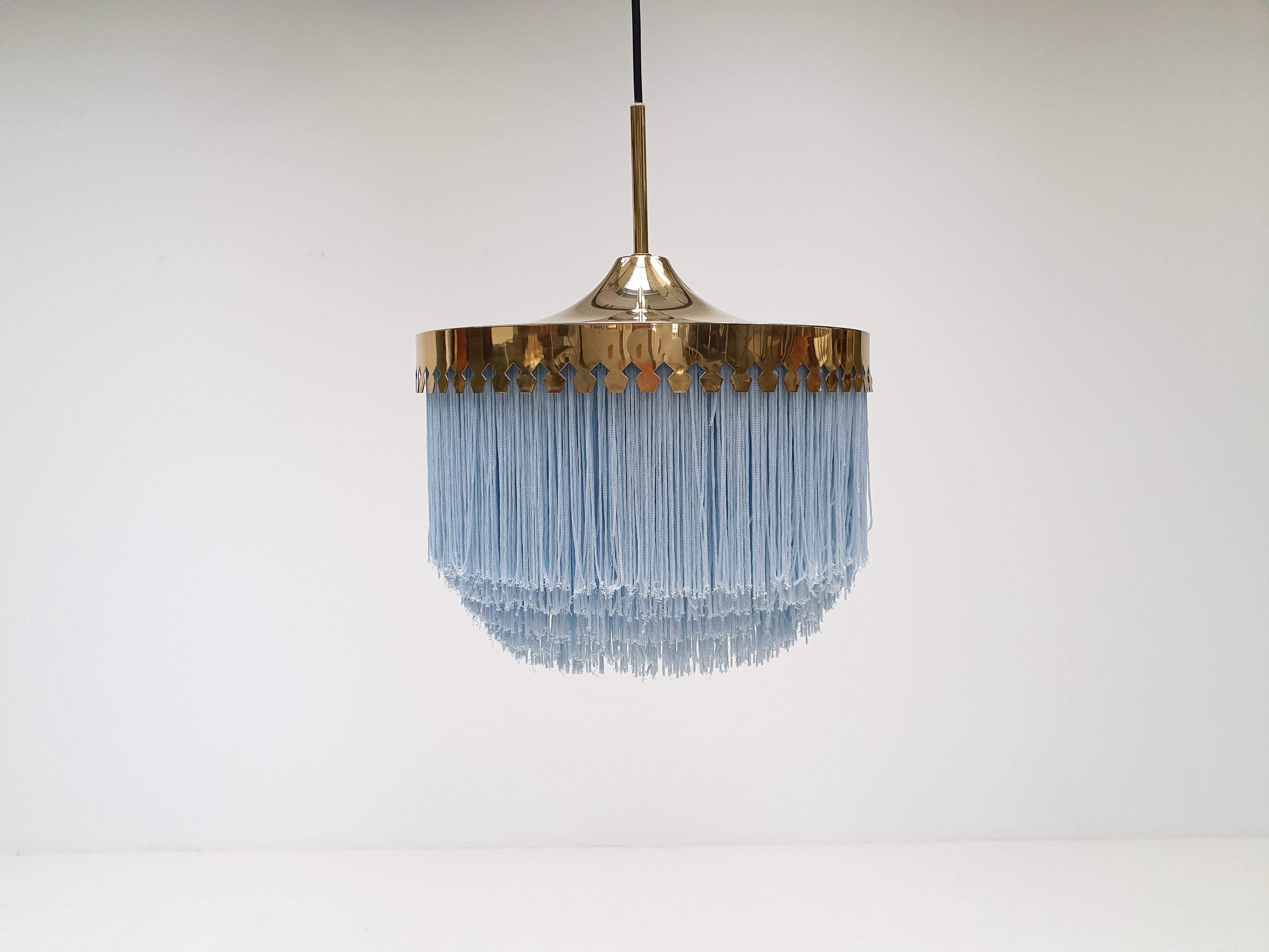 A Hans-Agne Jakobsson for Markaryd brass and ivory silk fringe model T601/M pendant, 1960s
 
A Hans-Agne Jakobsson for Markaryd blue colored silk fringed pendant with brass frame, dating from the 1960s.
 
Fully working, rewired, safety tested and