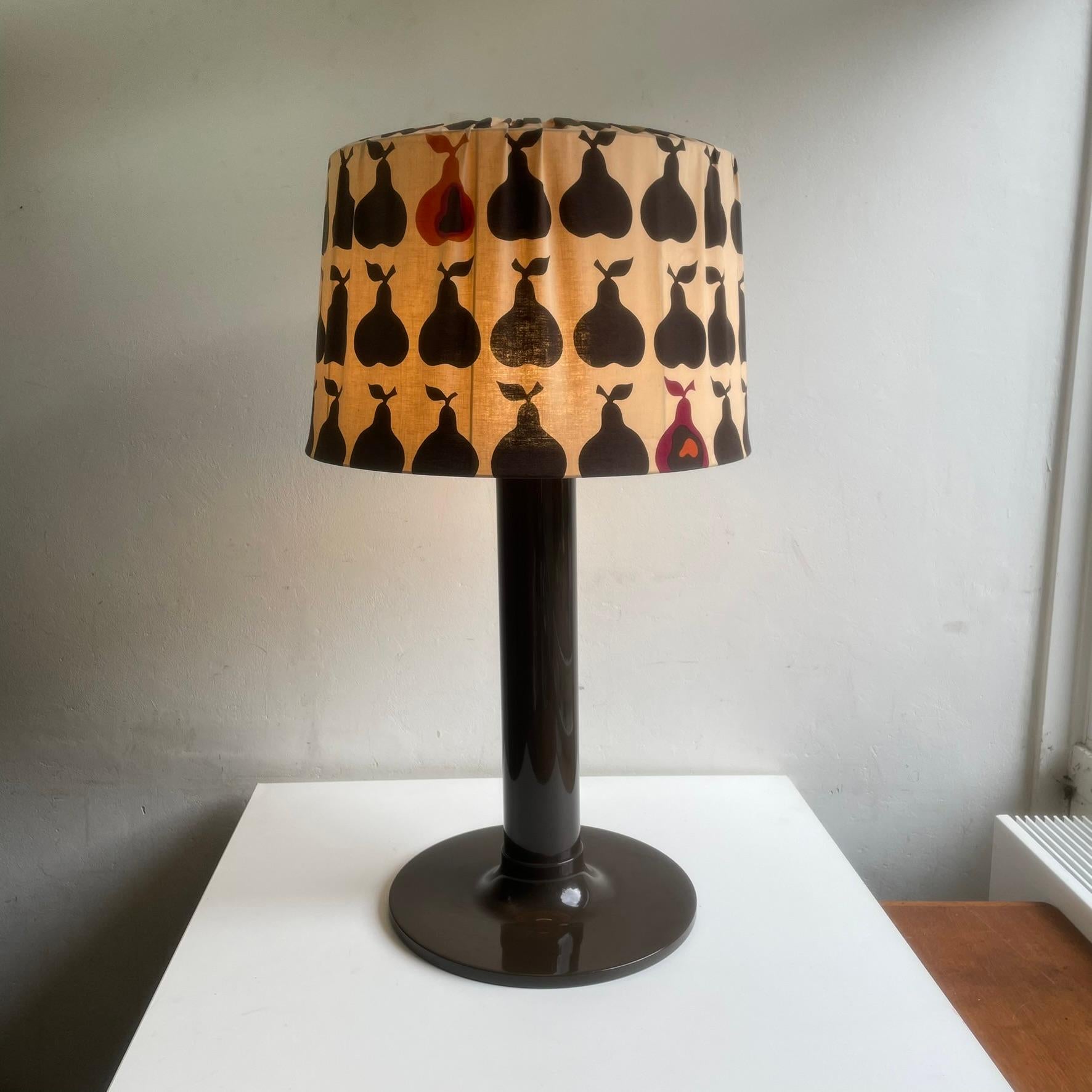 Sehr seltene große Tischlampe. Wird mit dem Original-Schirm geliefert. Sowohl der Schirm als auch der Sockel sind mit dem Herstellerkennzeichen versehen. In gutem Zustand.