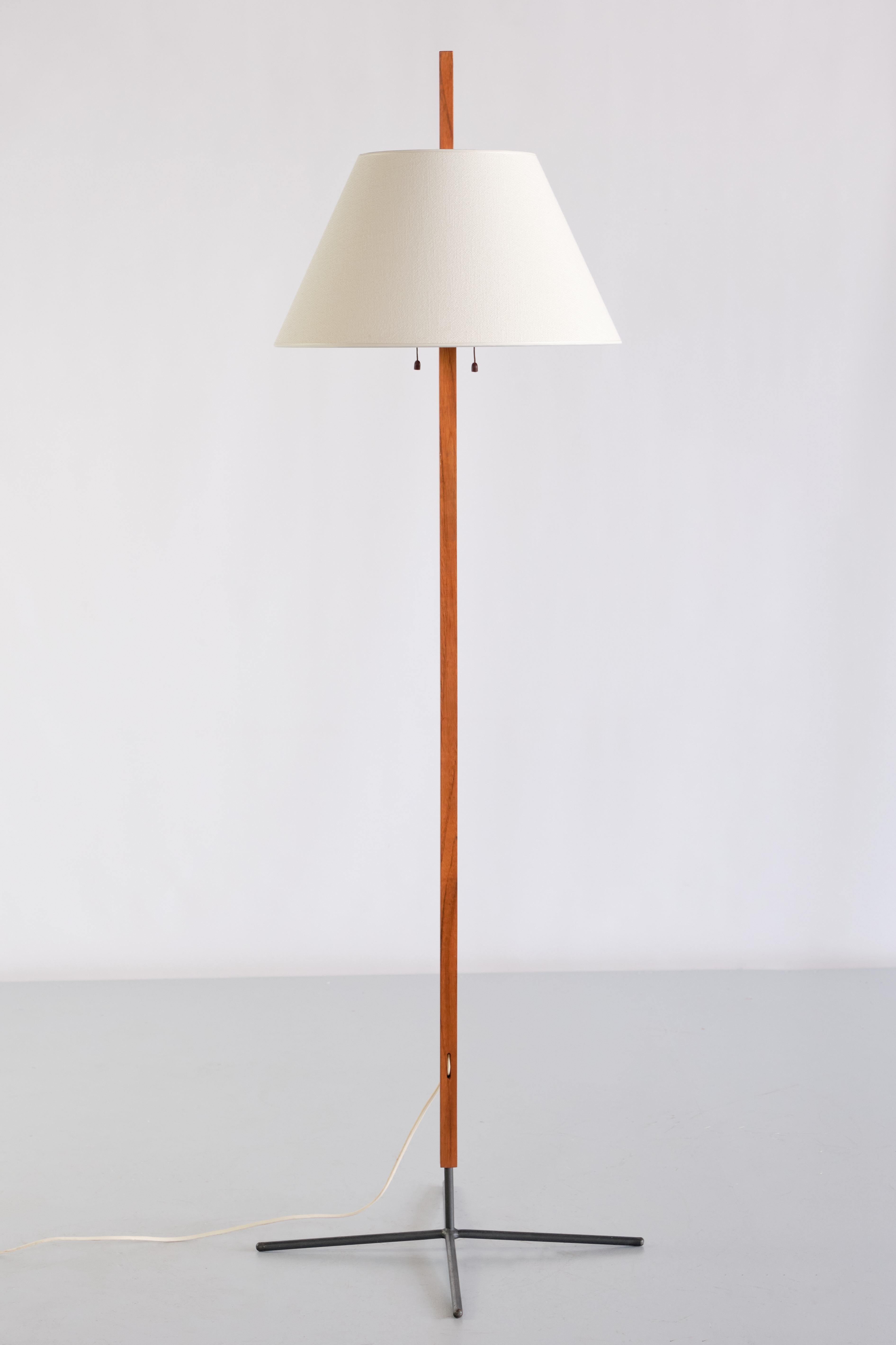 Ce rare lampadaire a été conçu par Hans Agnes Jakobsson et produit par son entreprise à Markaryd, en Suède, au début des années 1960. La lampe porte une plaque du fabricant indiquant le numéro de modèle G35. Le design consiste en une base à pieds